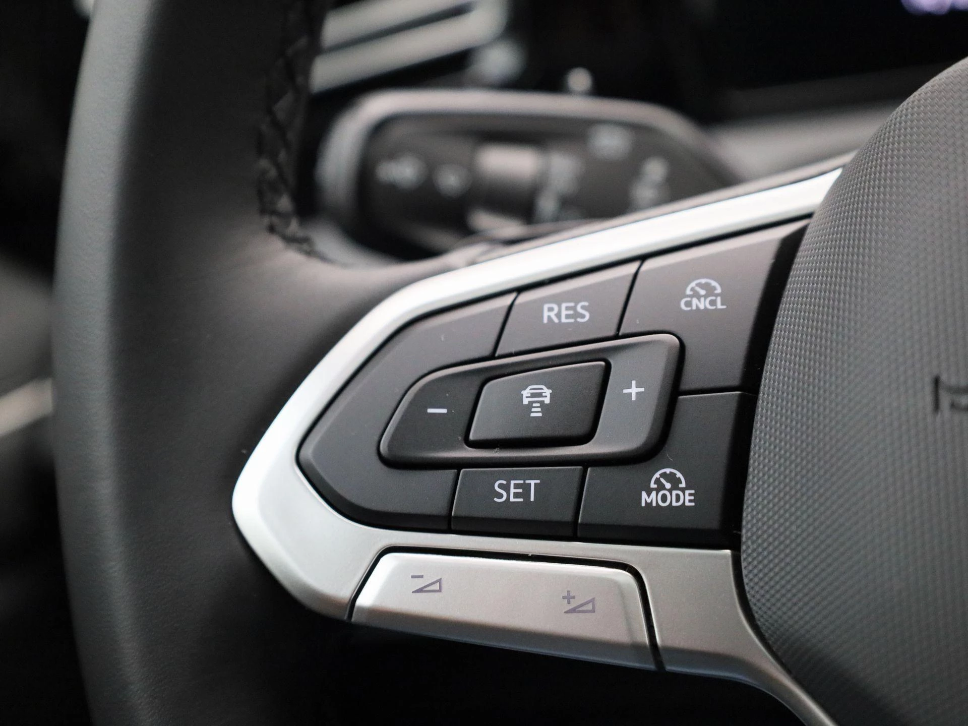 Volkswagen-Tiguan-image-19