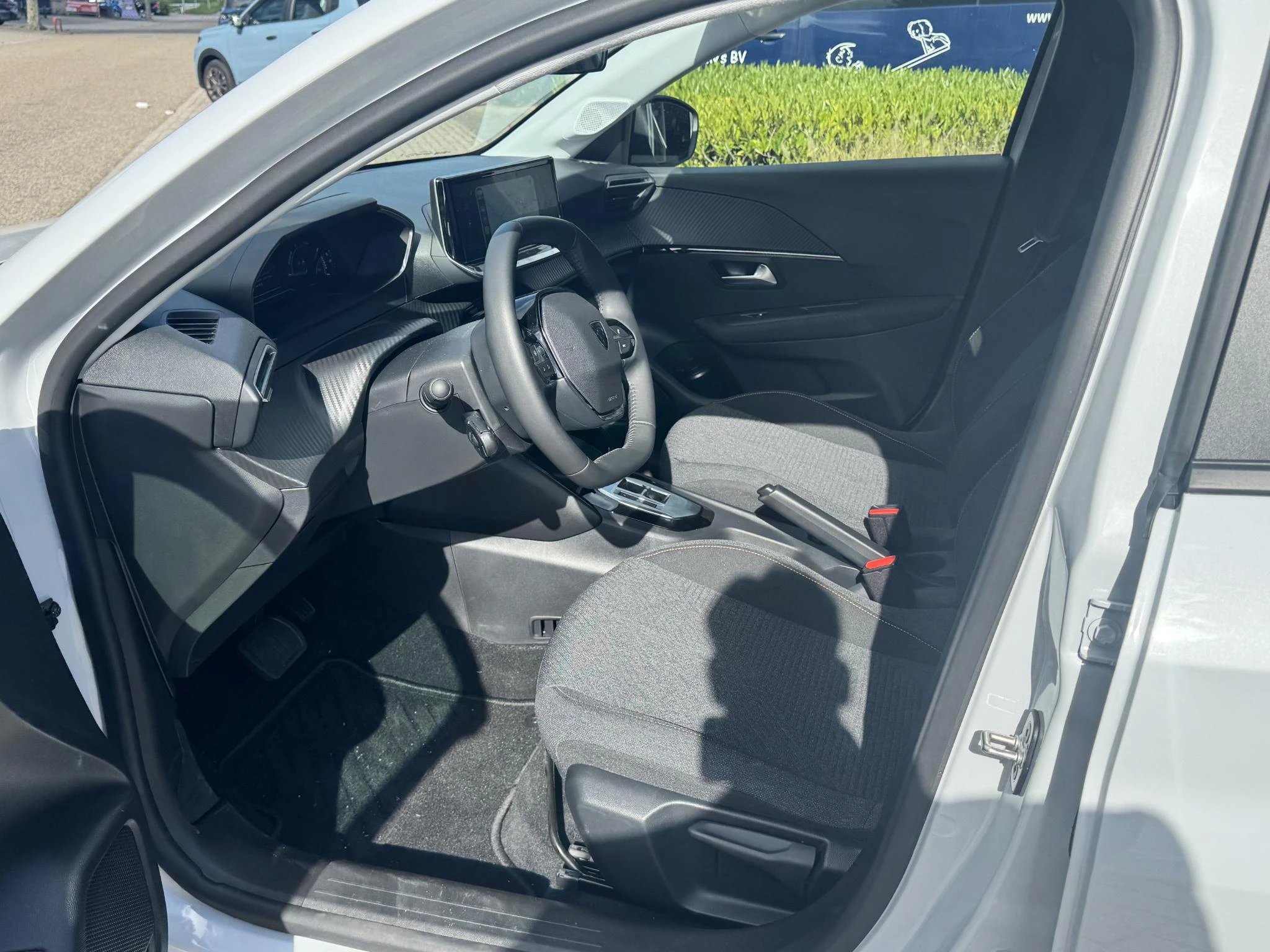 Peugeot-208-image-25