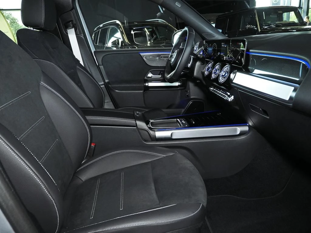 Mercedes-Benz-GLB 200-image-12