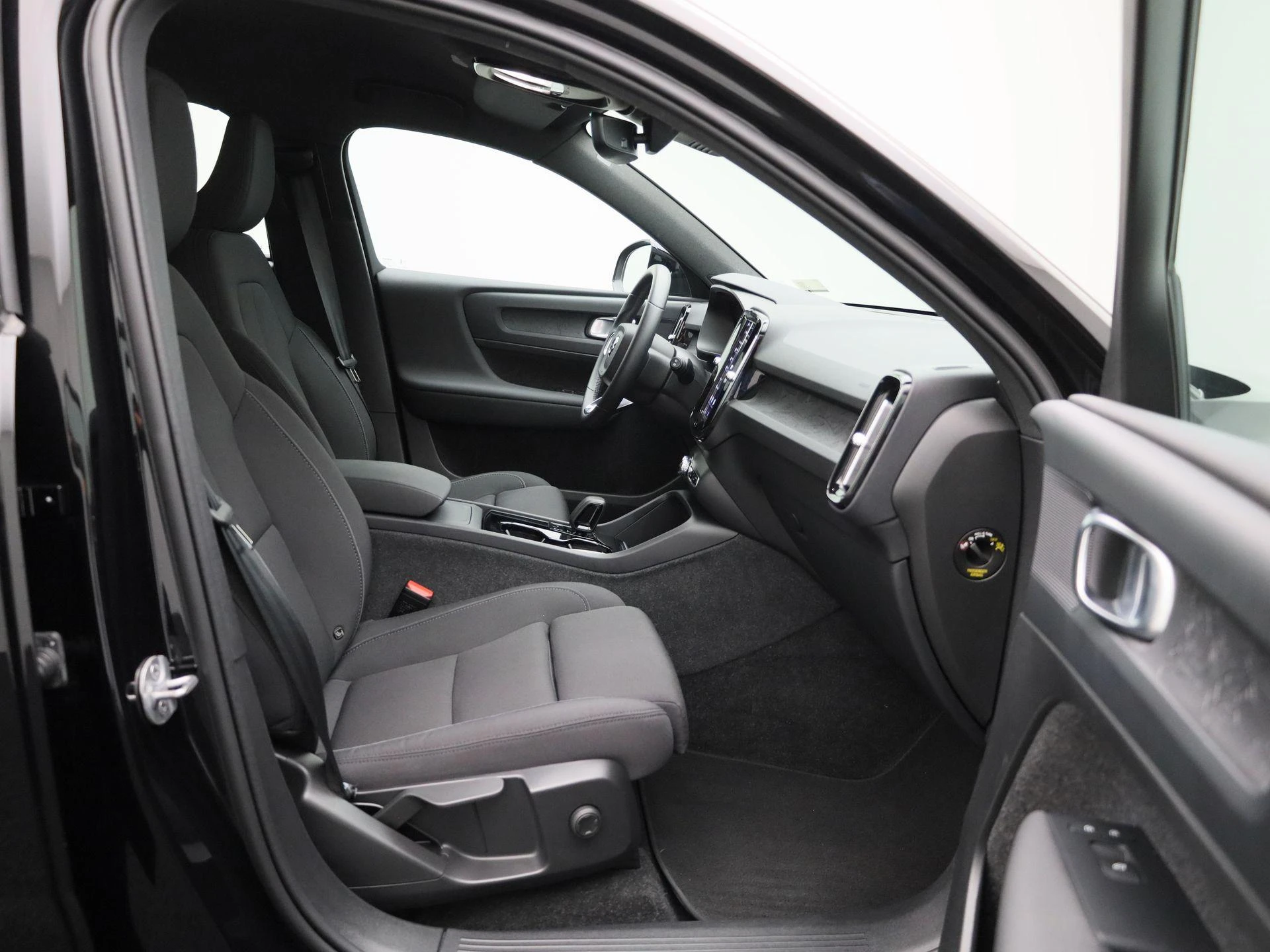 Volvo-EX40-image-30