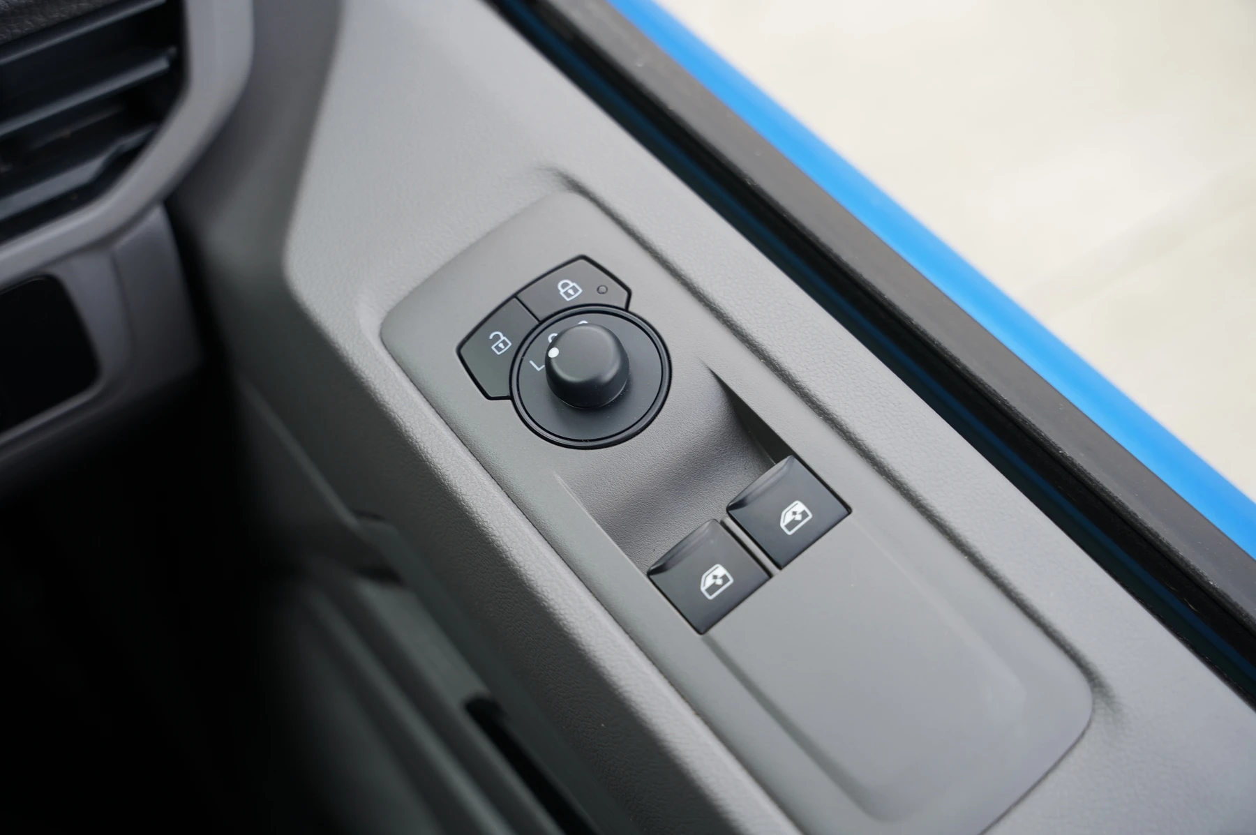 Volkswagen-Transporter-image-19
