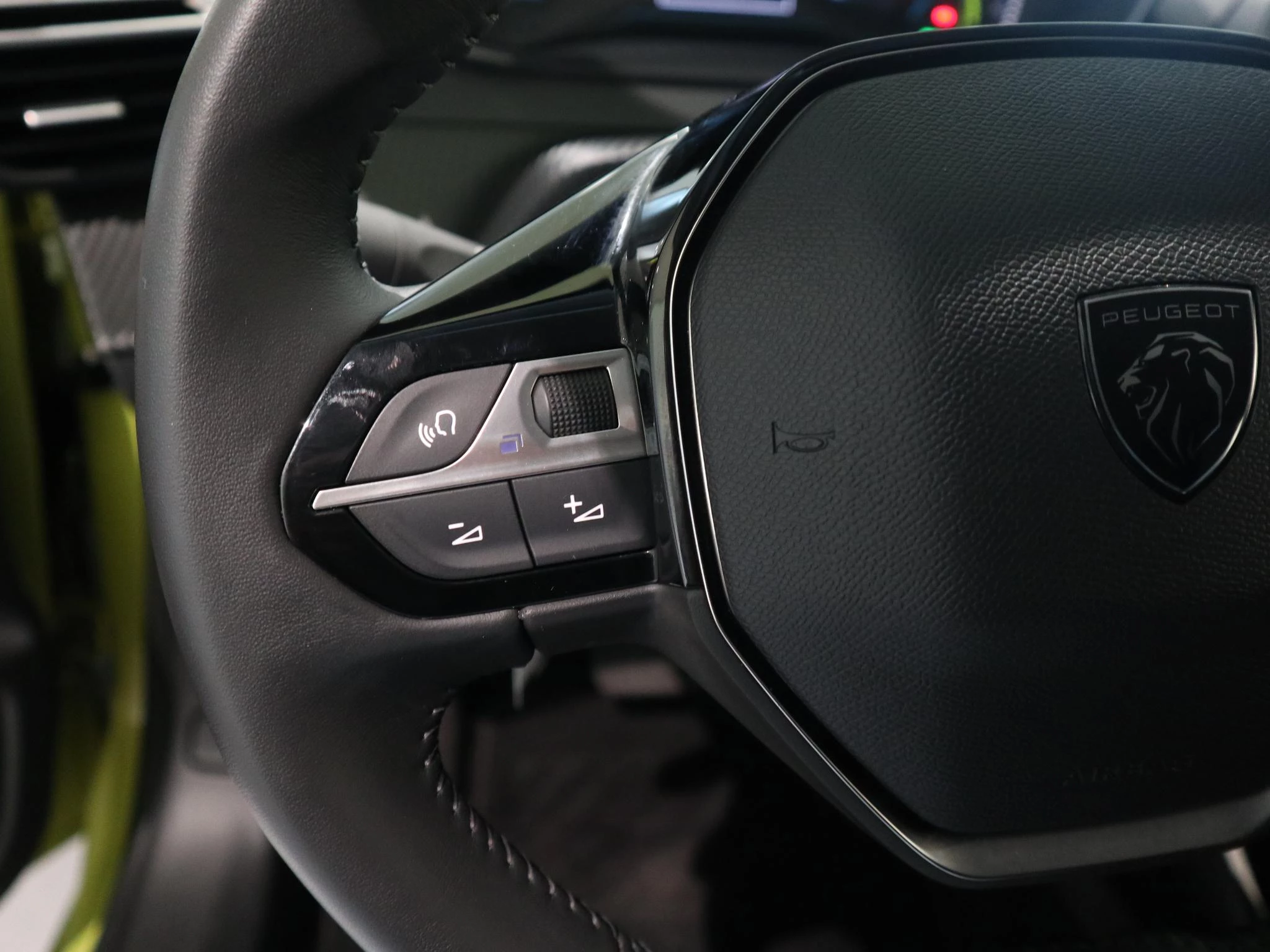 Peugeot-e-208-image-12