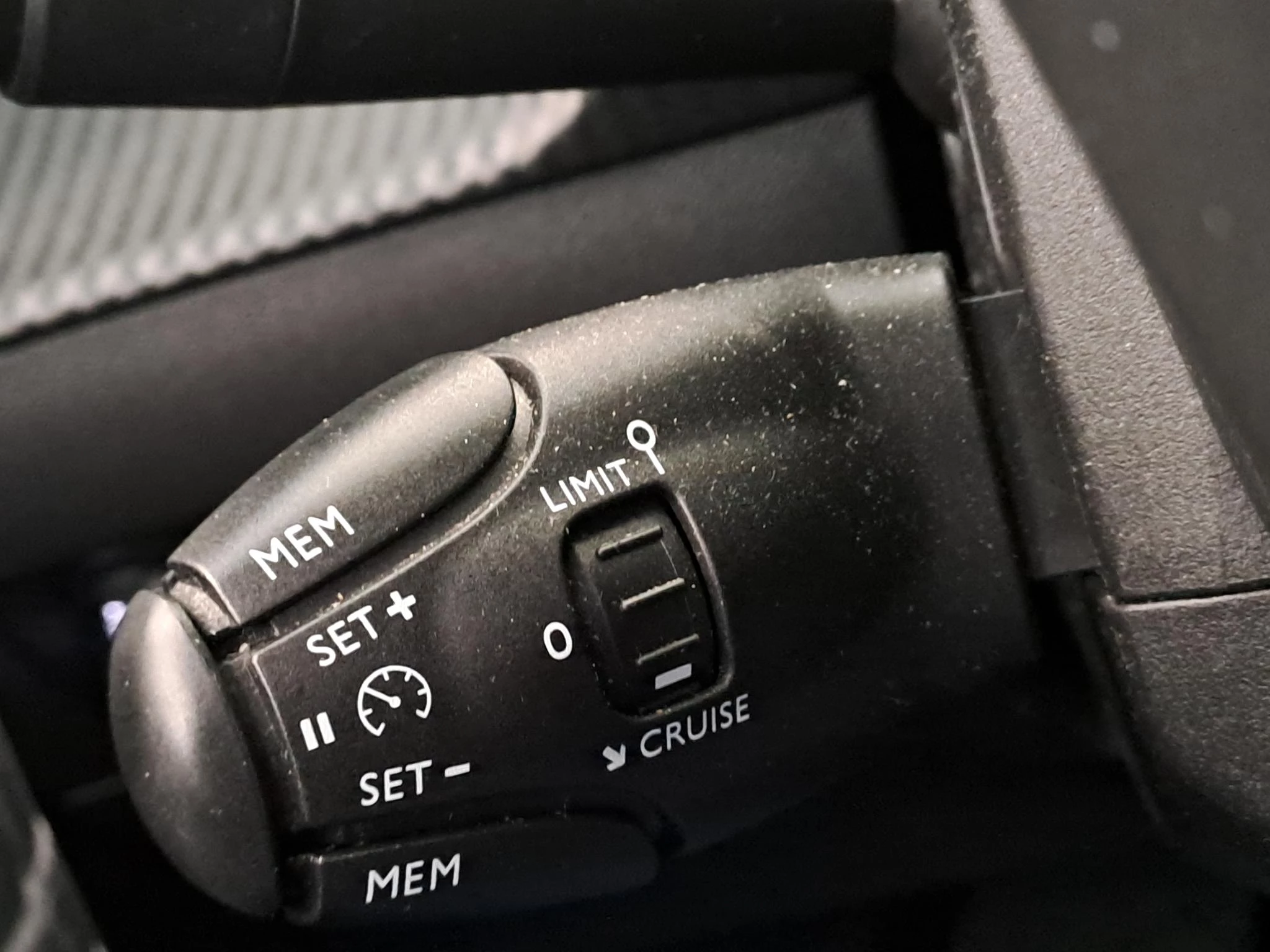 Peugeot-208-image-25