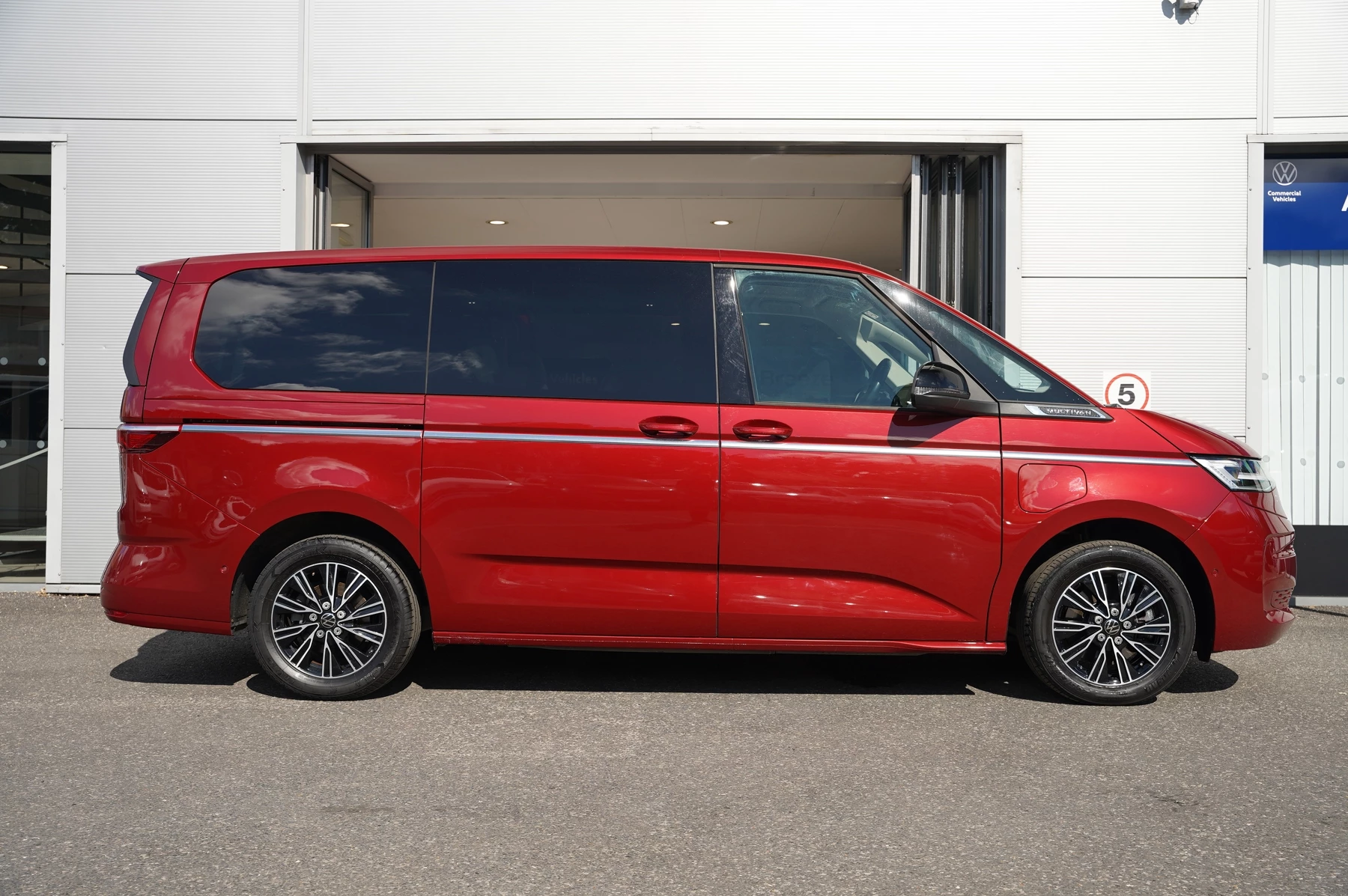 Volkswagen-Multivan-image-3