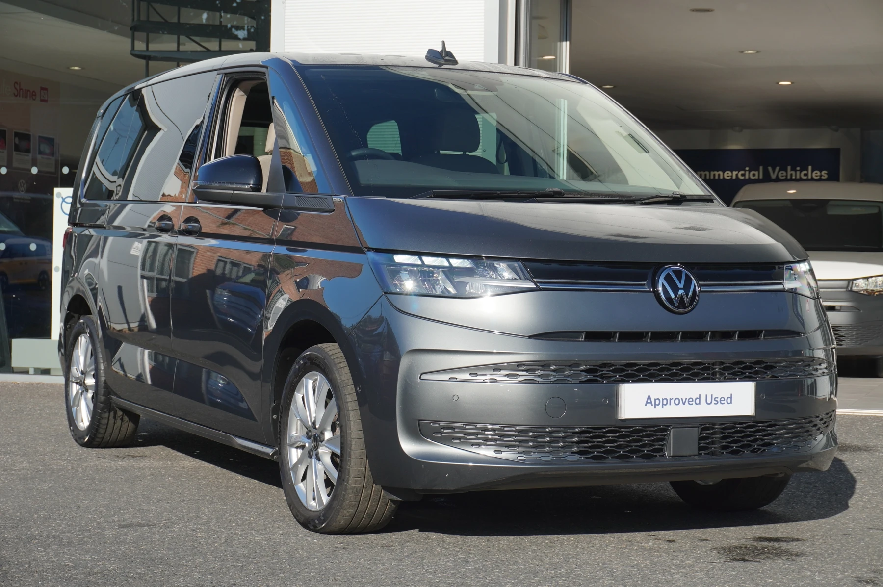Volkswagen-Multivan-image-0