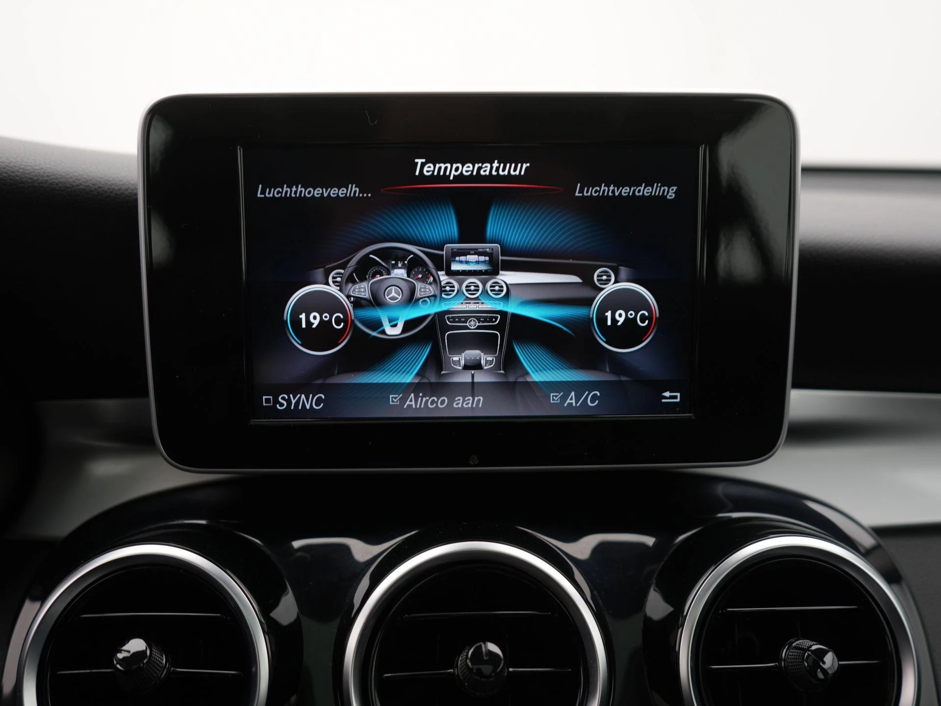 Mercedes-Benz-GLC-image-21