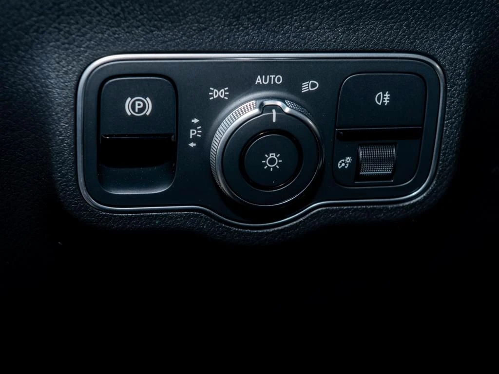 Mercedes-Benz-GLA 200 d-image-14