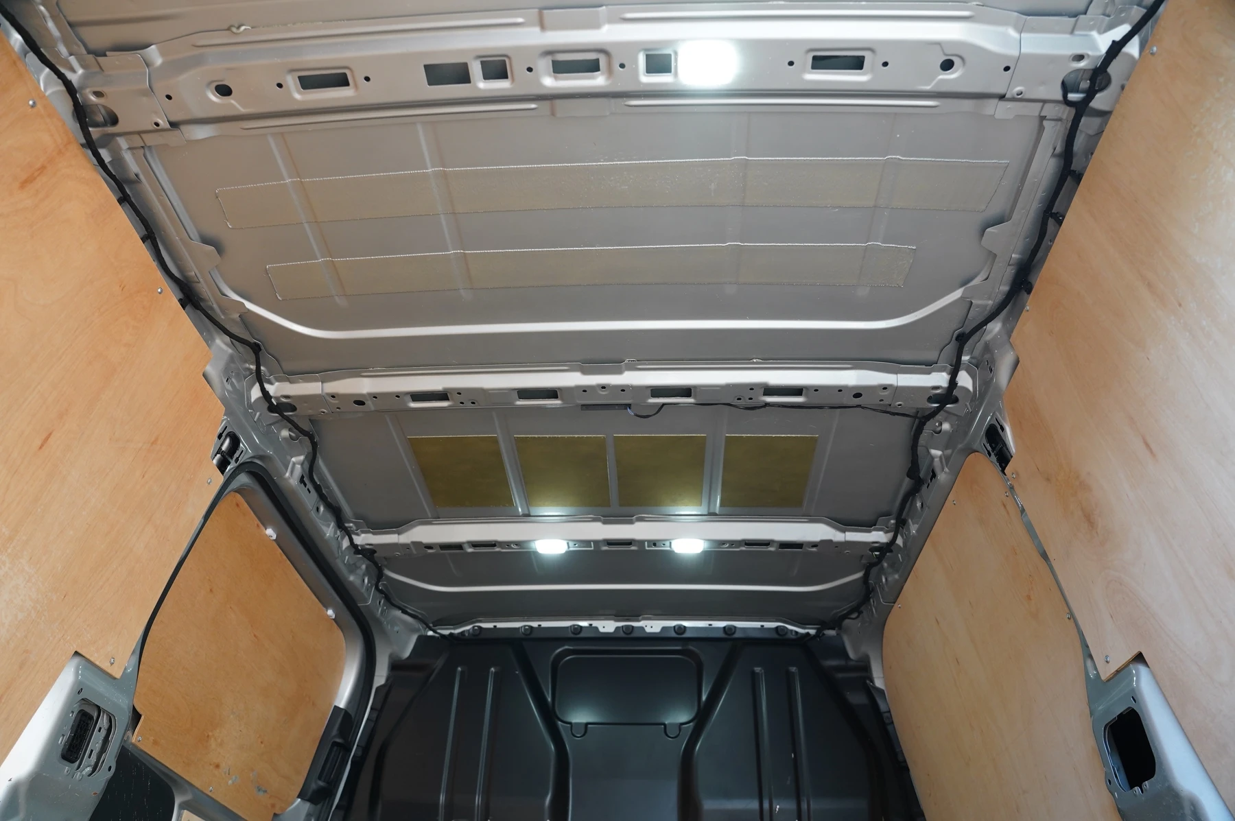 Volkswagen-Transporter-image-33