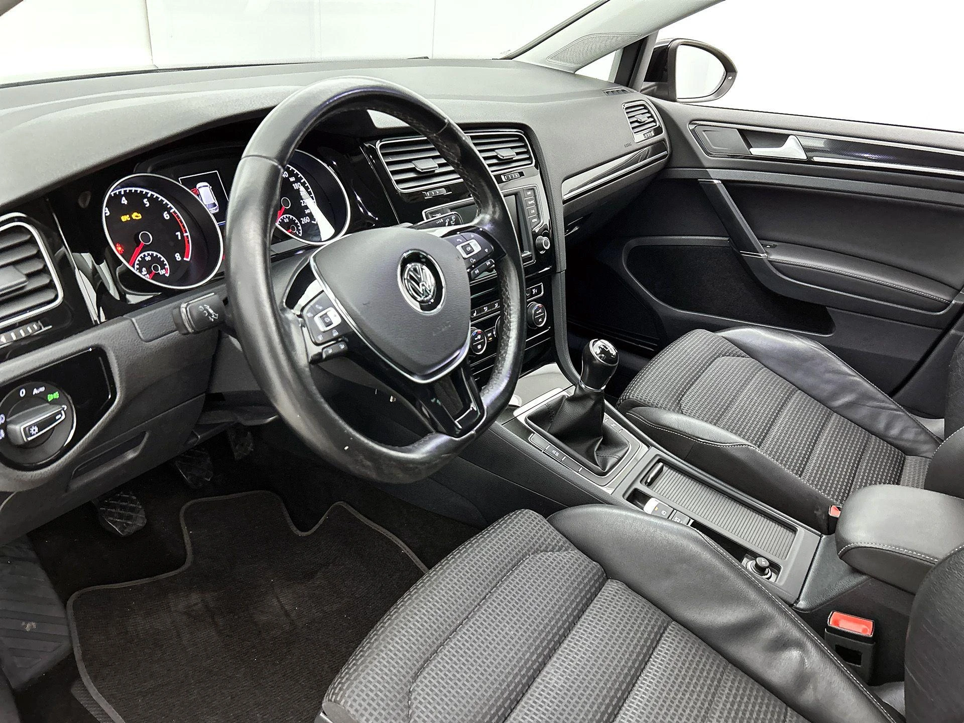Volkswagen-Golf-image-20