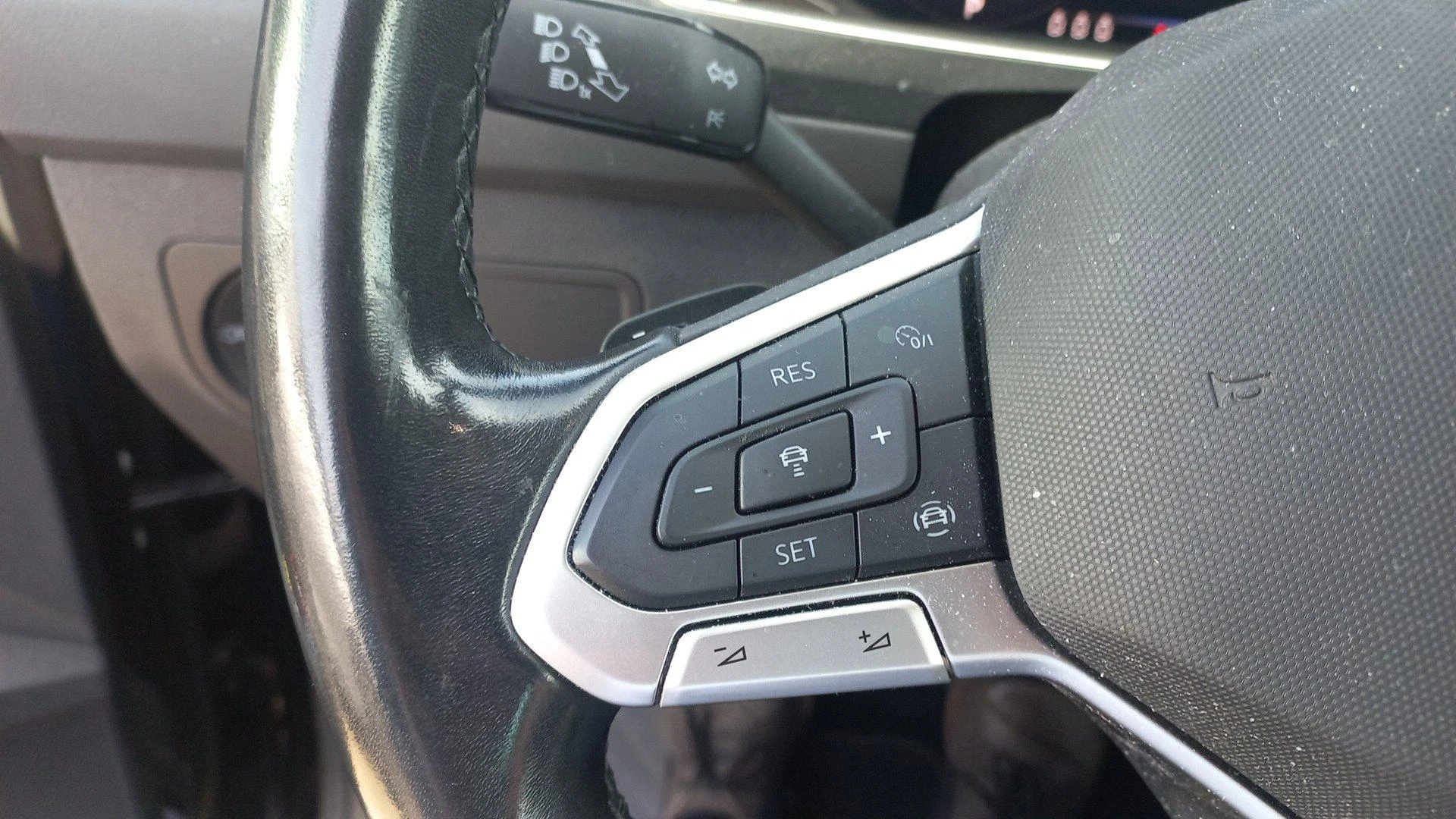 Volkswagen-Tiguan-image-12