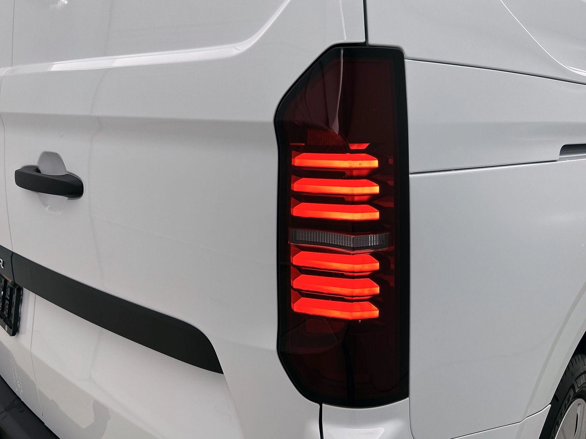 Volkswagen-e-Transporter-image-34