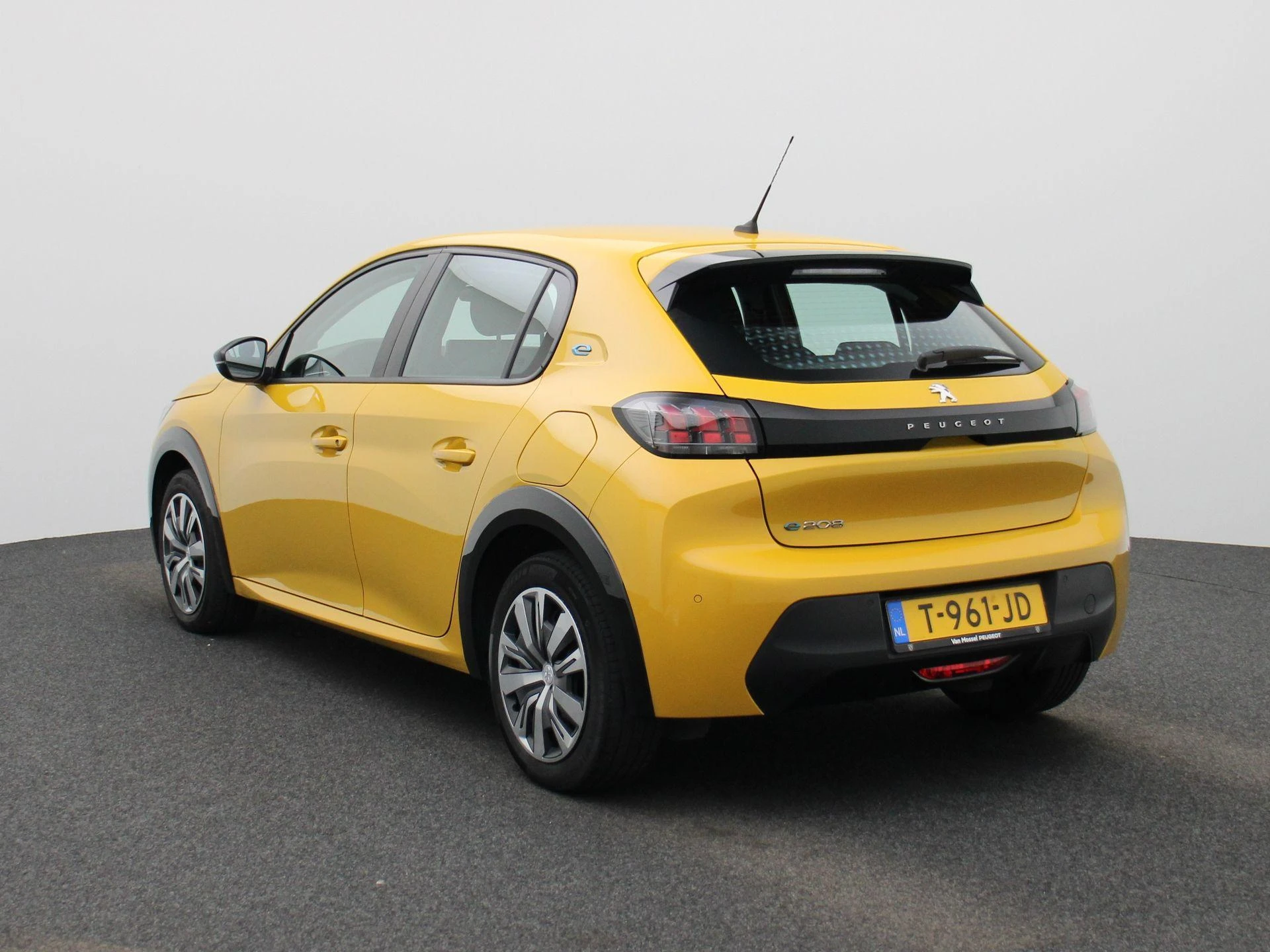Peugeot-e-208-image-1