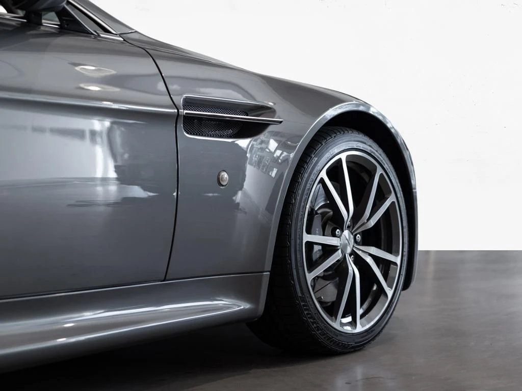 Aston Martin-V8 Vantage-image-3