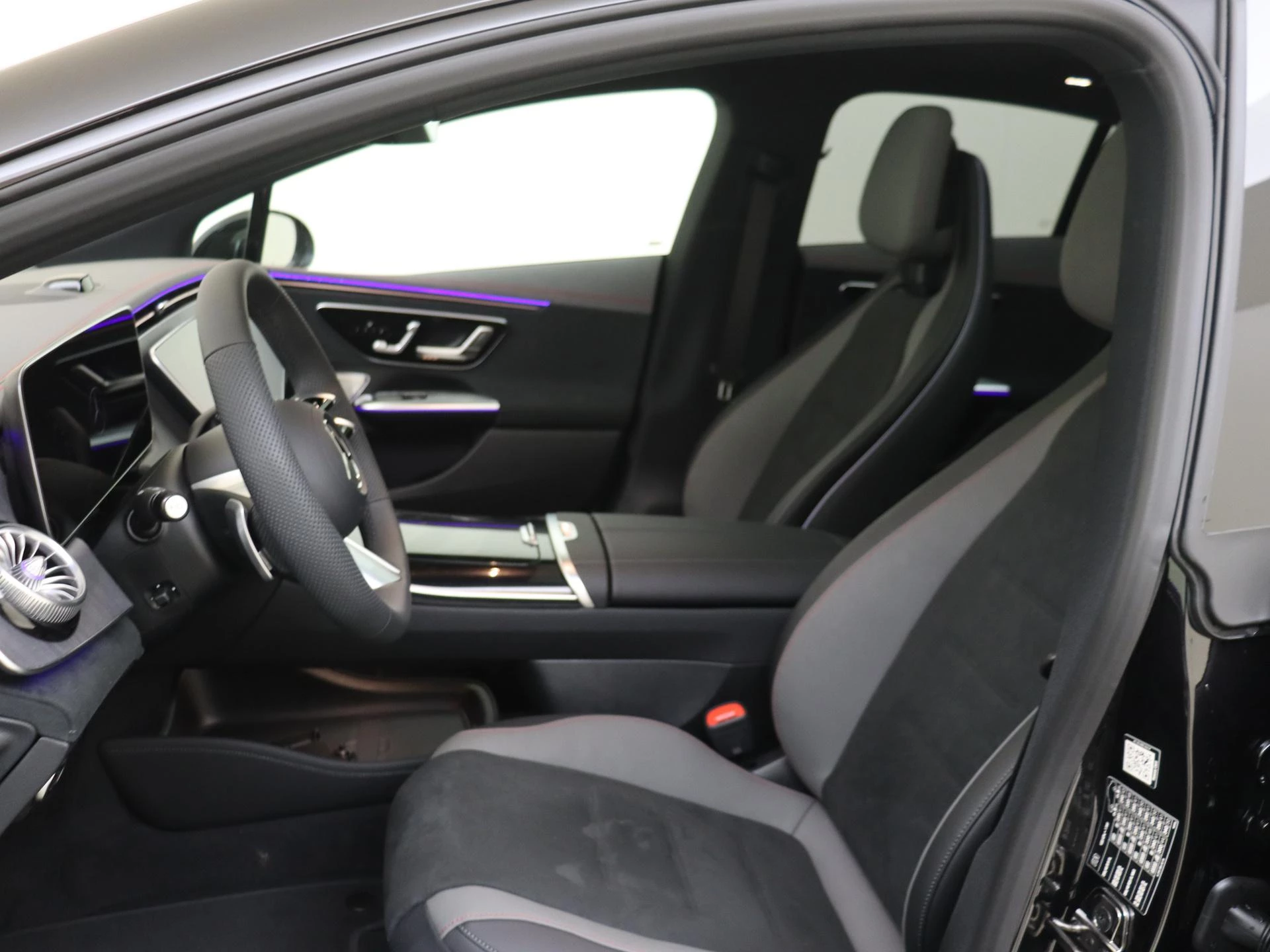 Mercedes-Benz-EQE-image-12