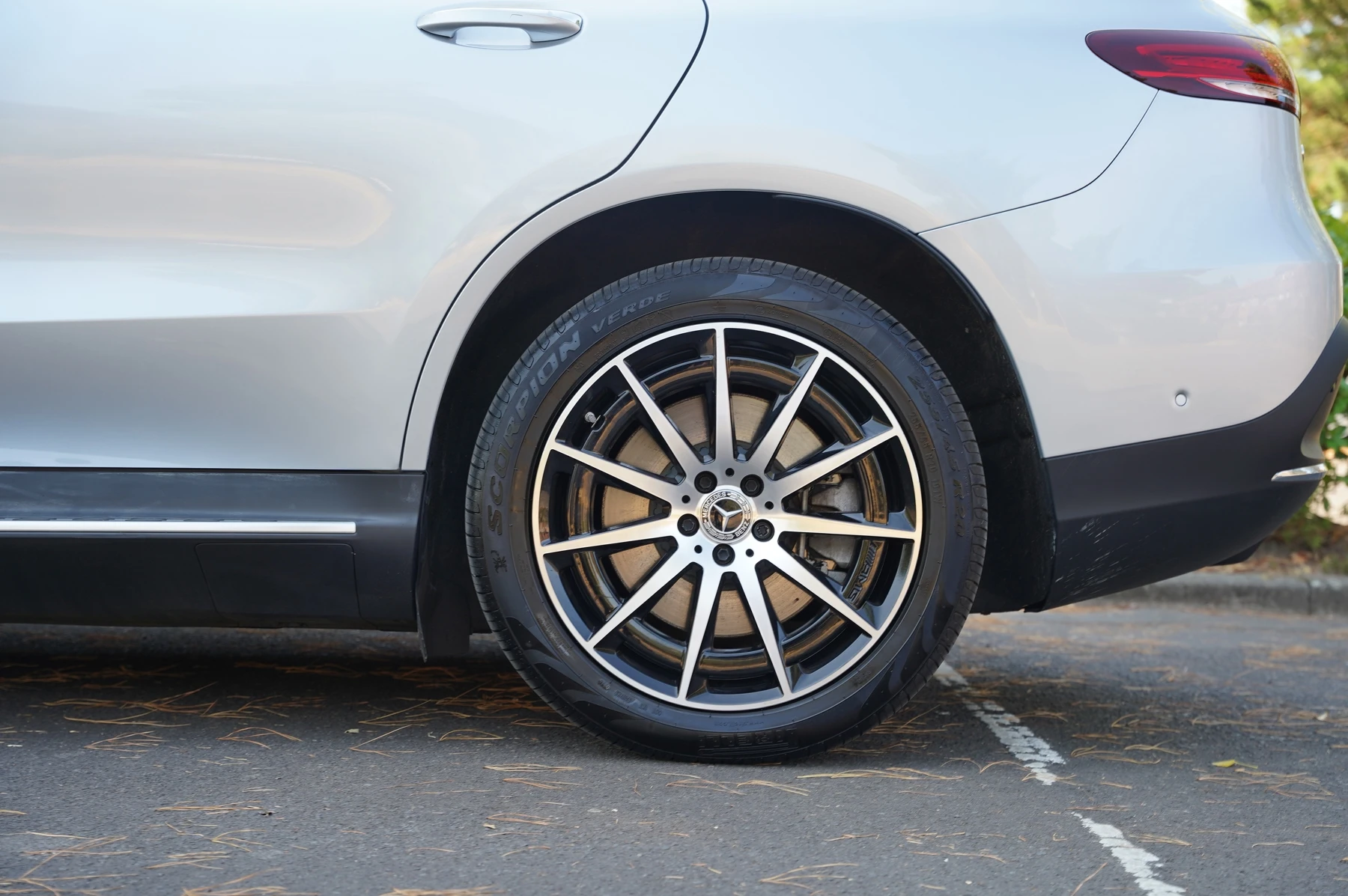Mercedes-Benz-EQC-image-33