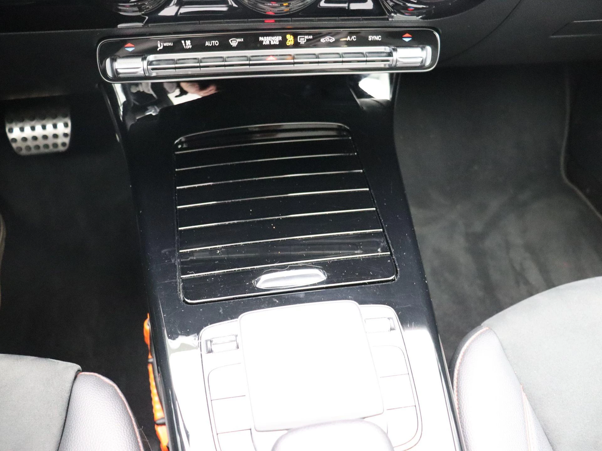 Mercedes-Benz CLA 180 AMG Line + PANORAMISCH DAK + MULTIBEAM LED +