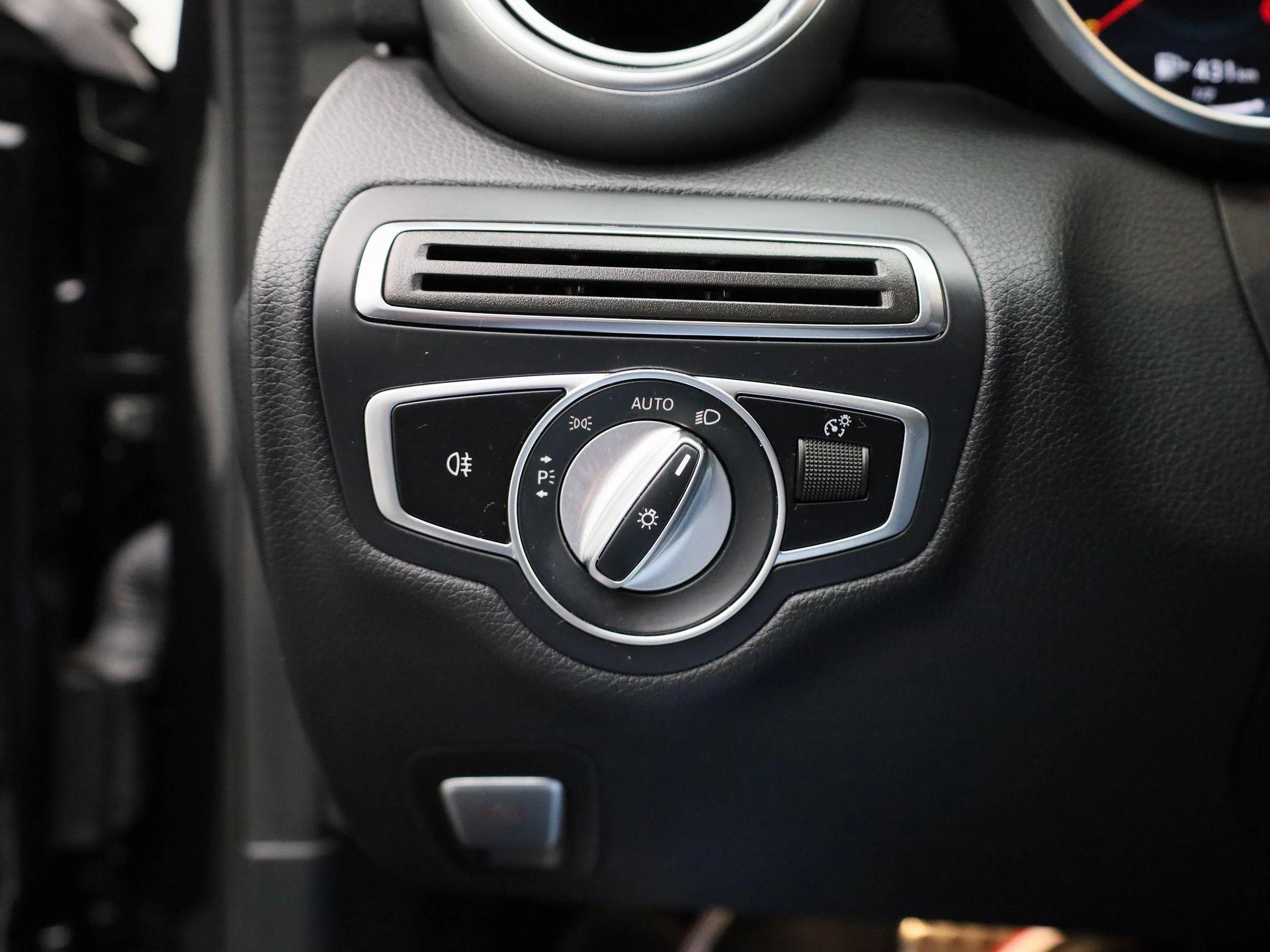 Mercedes-Benz-C-Klasse-image-27