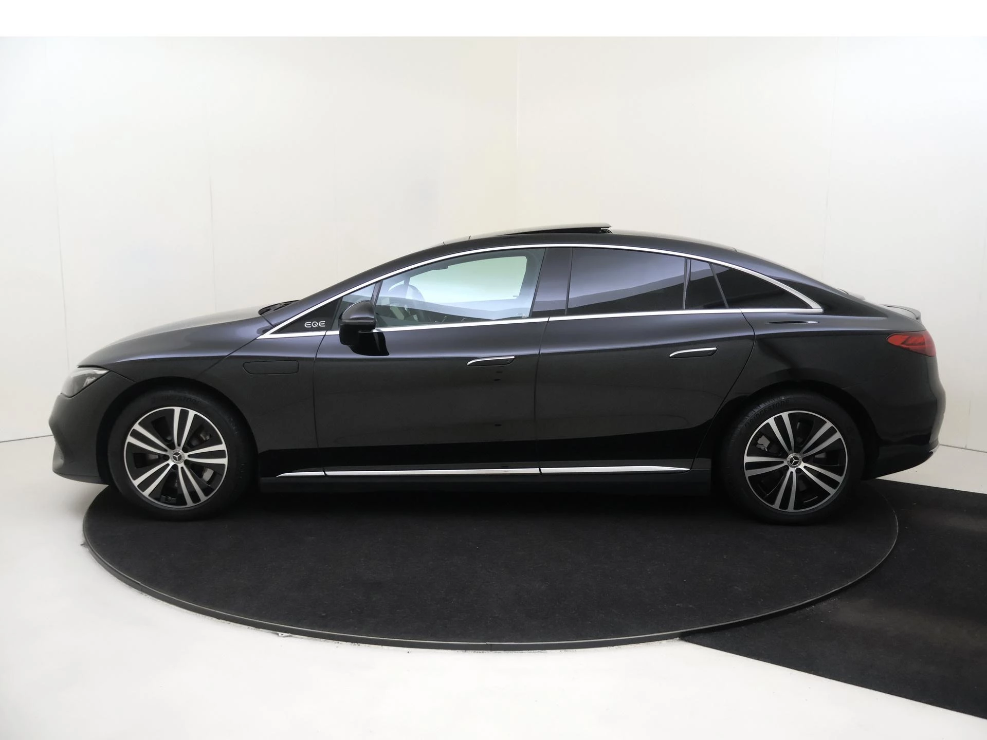 Mercedes-Benz-EQE-image-8