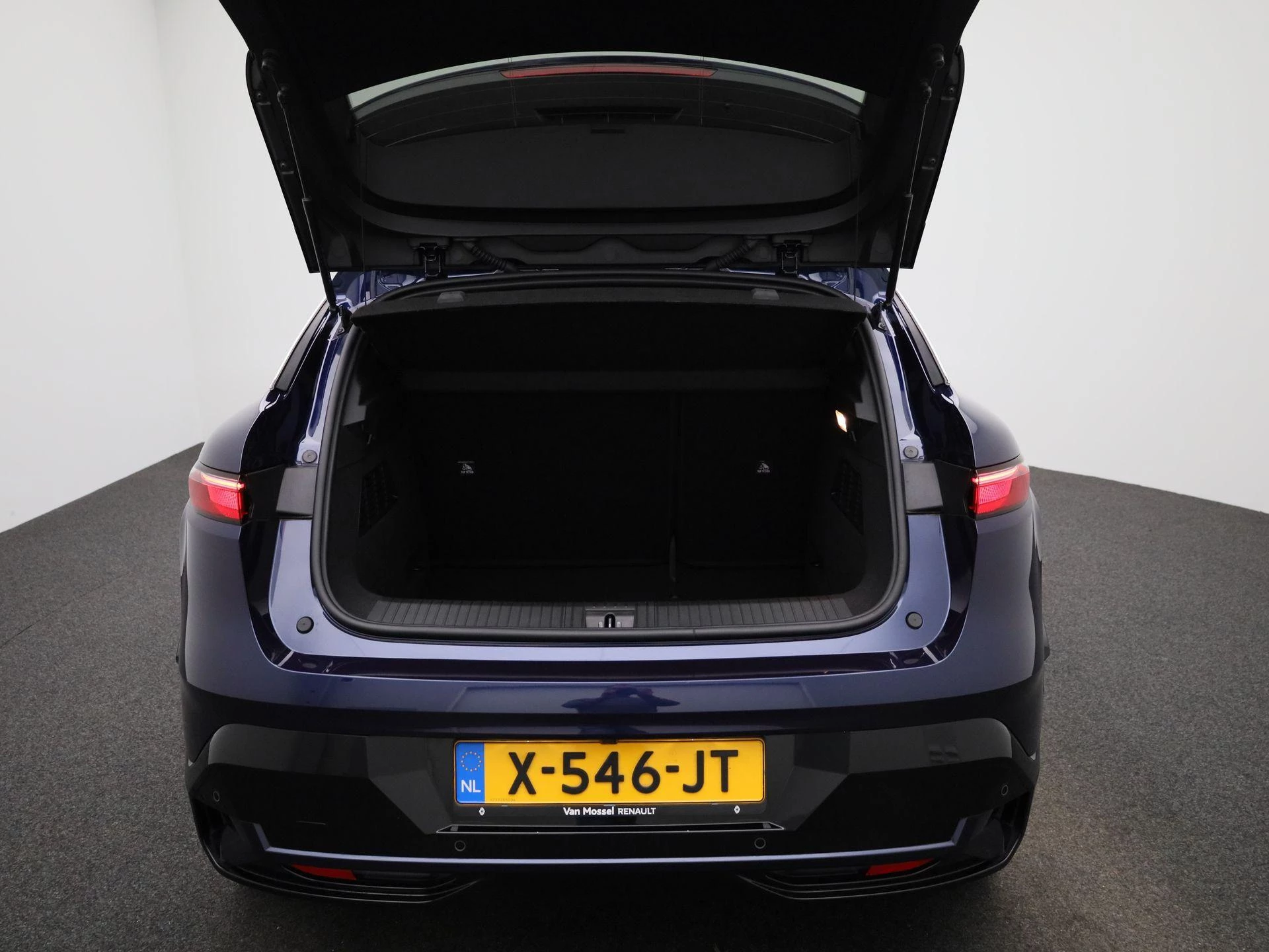 Renault-Megane E-Tech-image-10