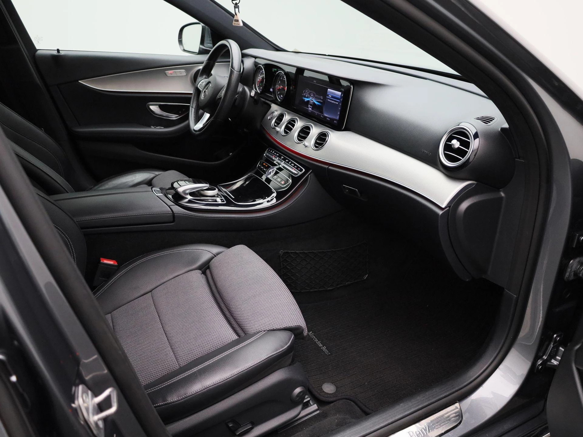 Mercedes-Benz-E-Klasse-image-29