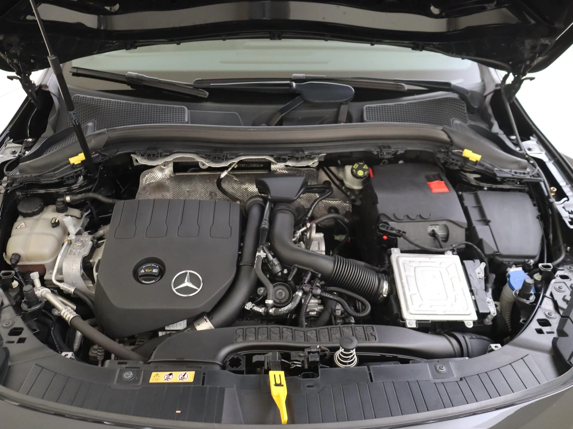 Mercedes-Benz-GLA-image-2