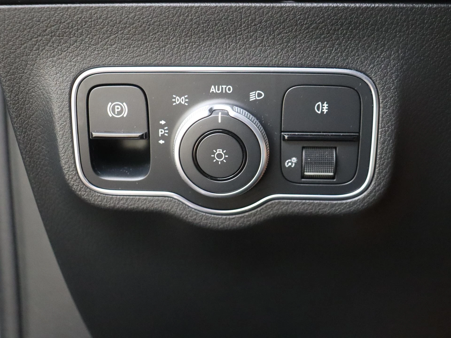 Mercedes-Benz-GLA-image-24