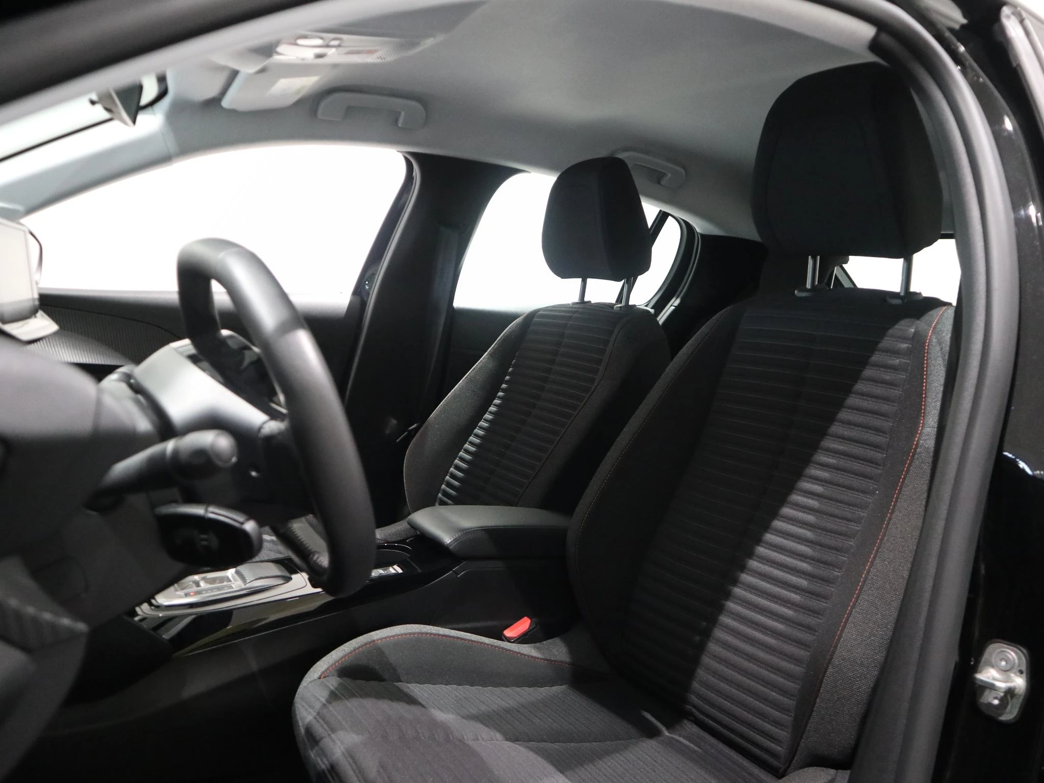 Peugeot-e-208-image-6