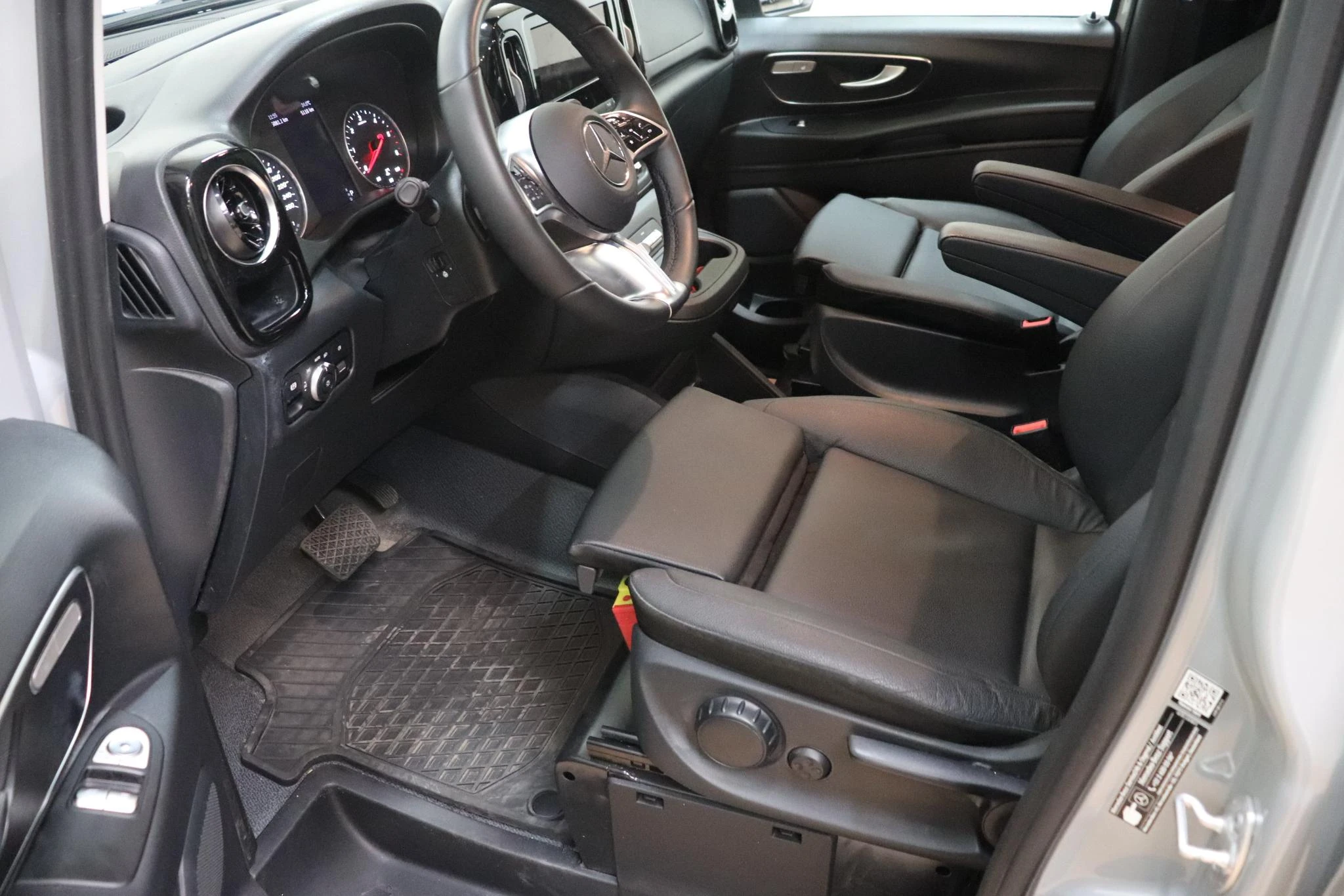 Mercedes-Benz-Vito-image-11