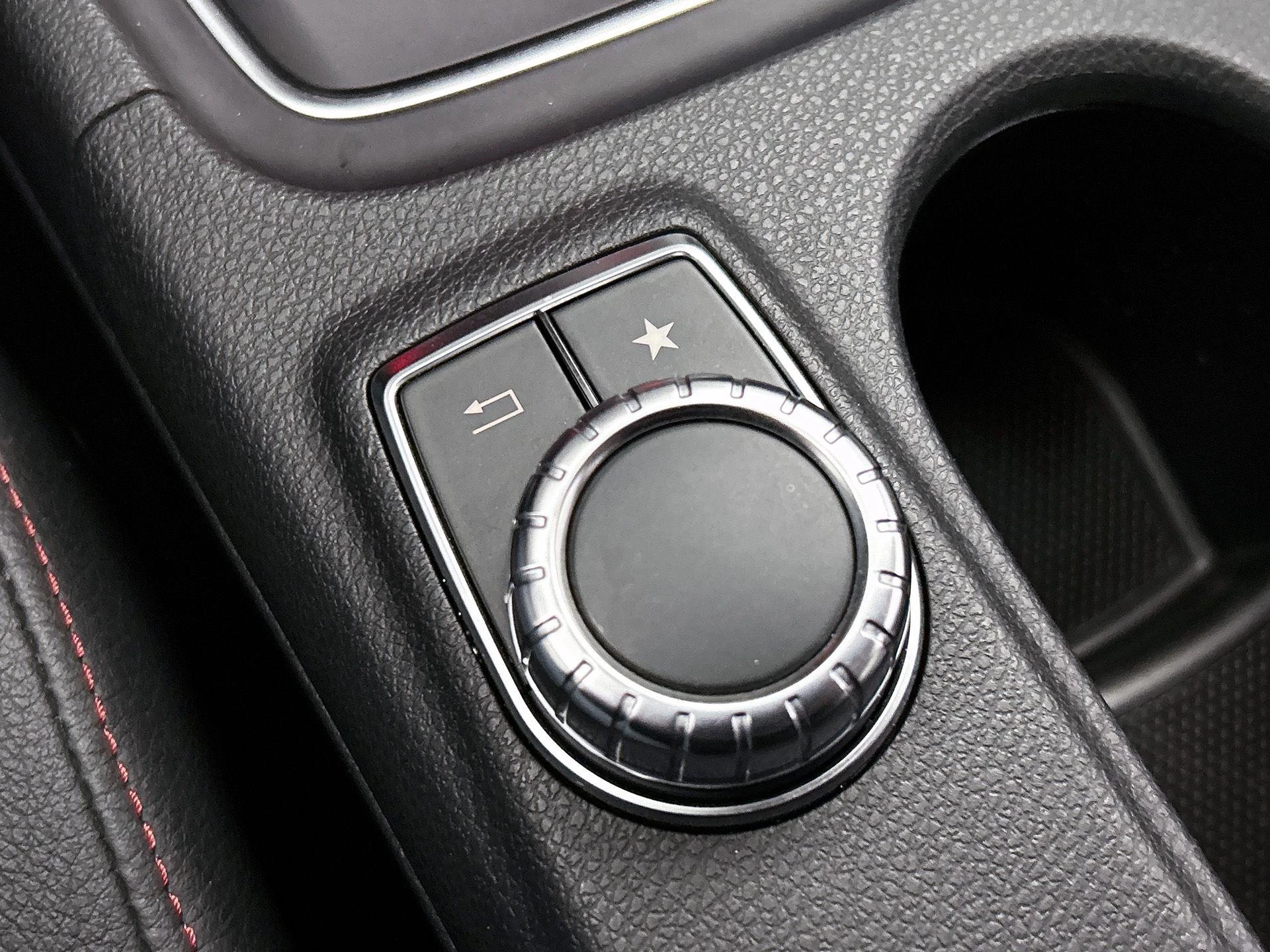 Mercedes-Benz-GLA-image-8