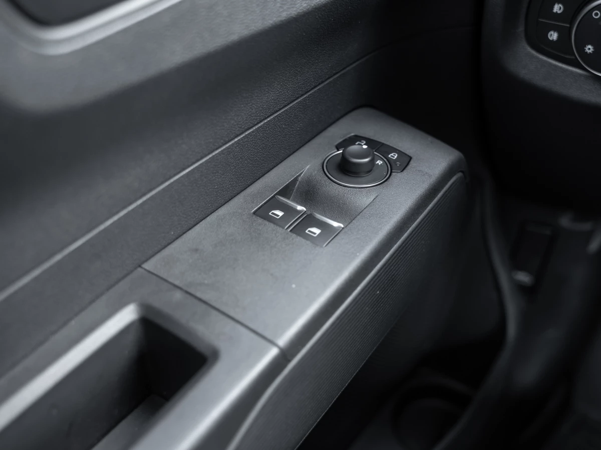 Ford-Transit Courier-image-15