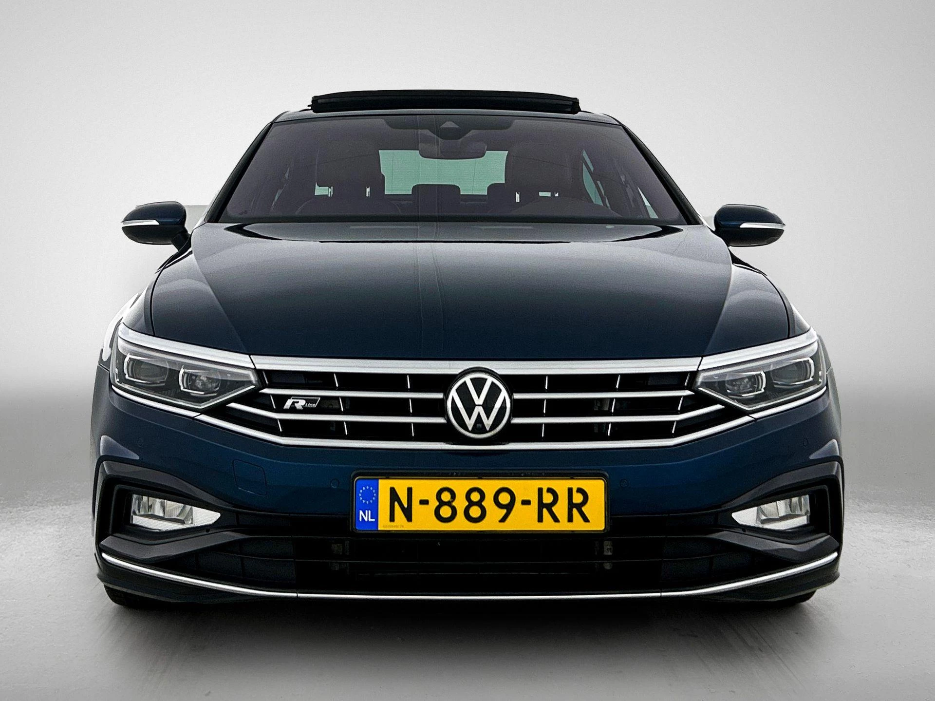 Volkswagen-Passat-image-4