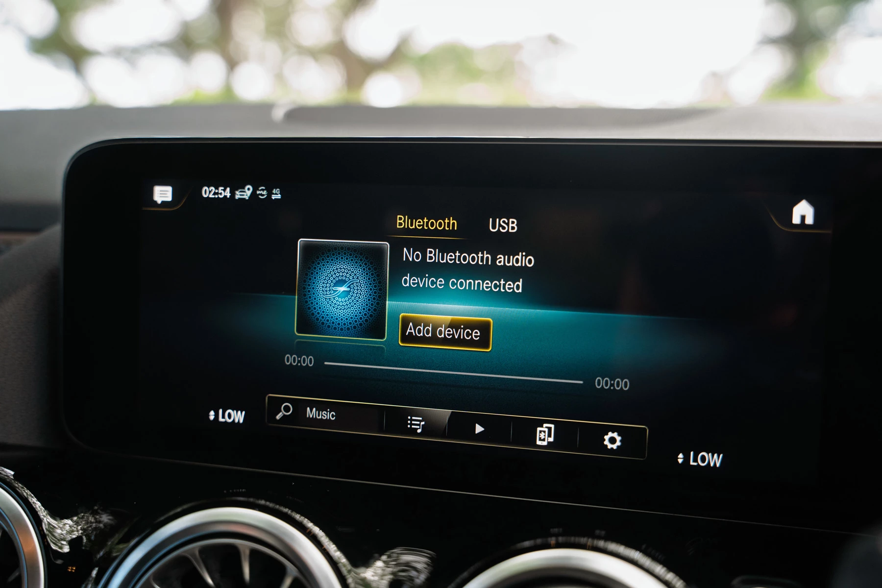 Mercedes-Benz-GLA-image-33