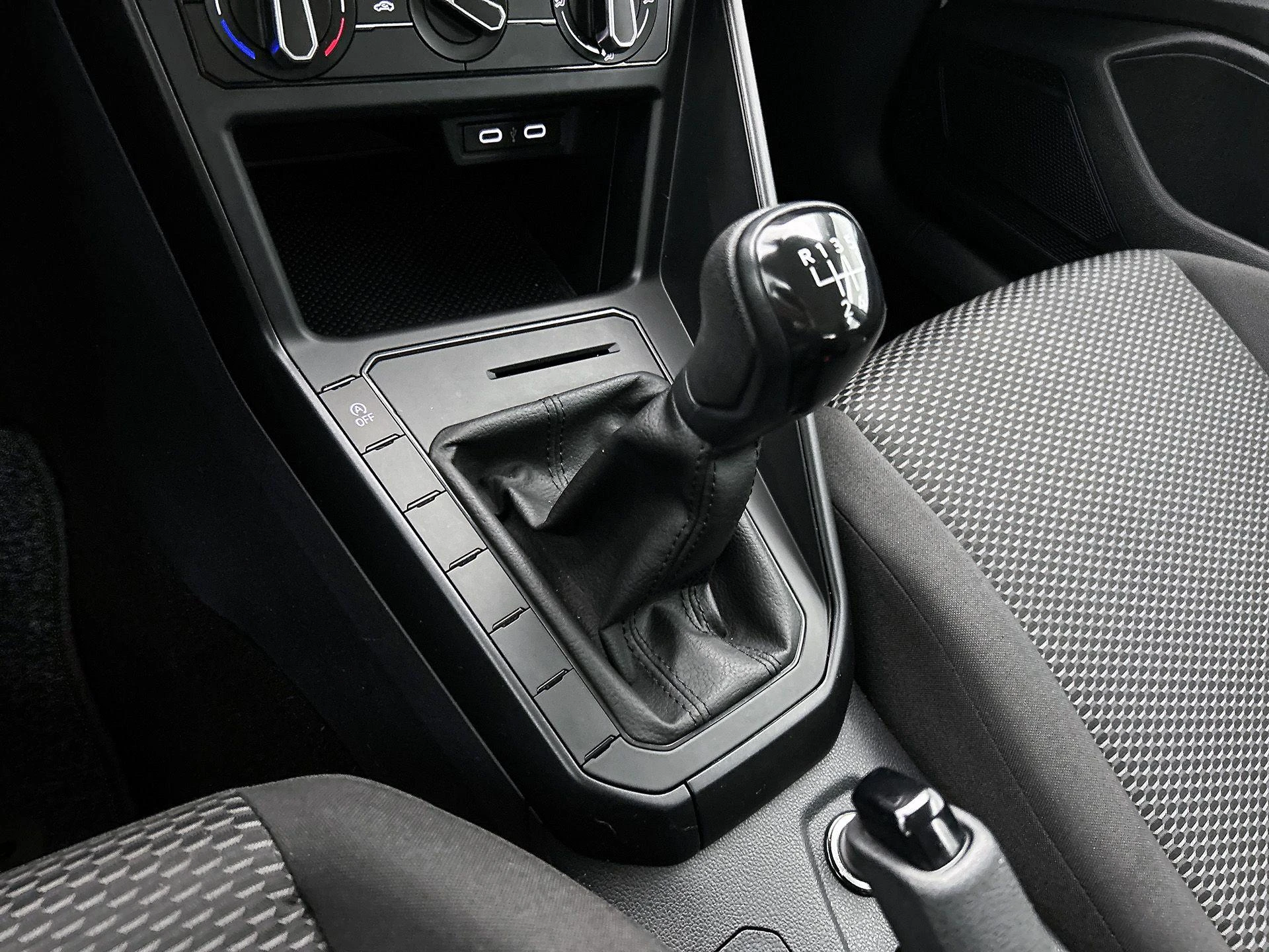 Volkswagen-Polo-image-13