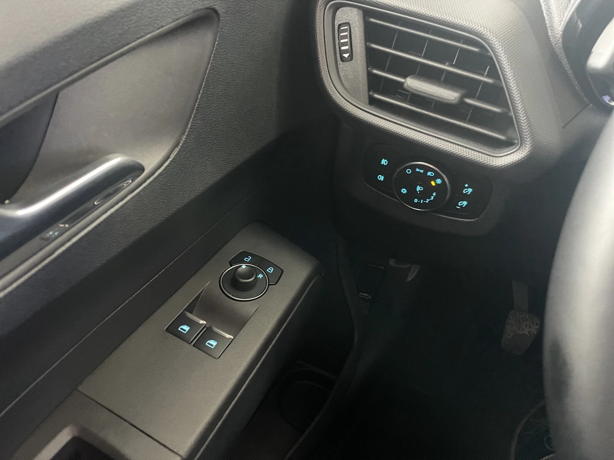 Ford-Tourneo Courier-image-16