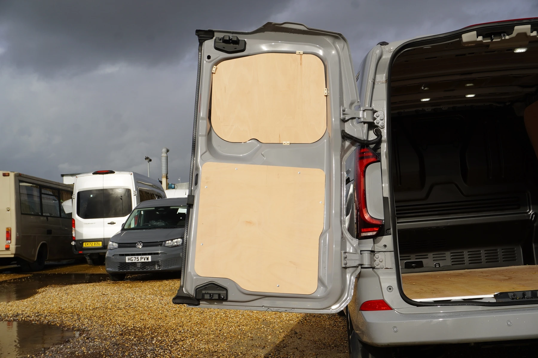 Volkswagen-Transporter-image-41