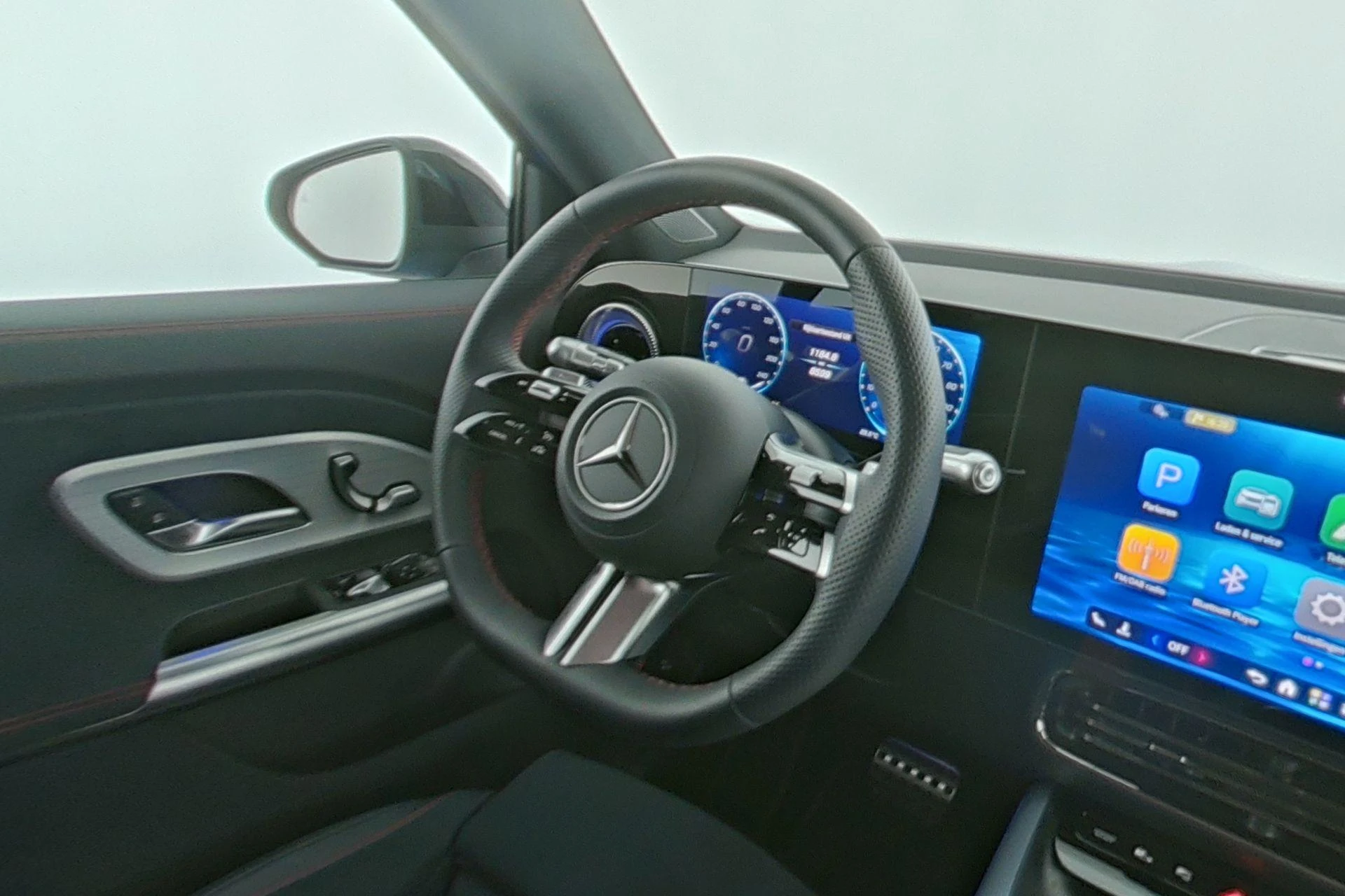 Mercedes-Benz-GLB-image-12