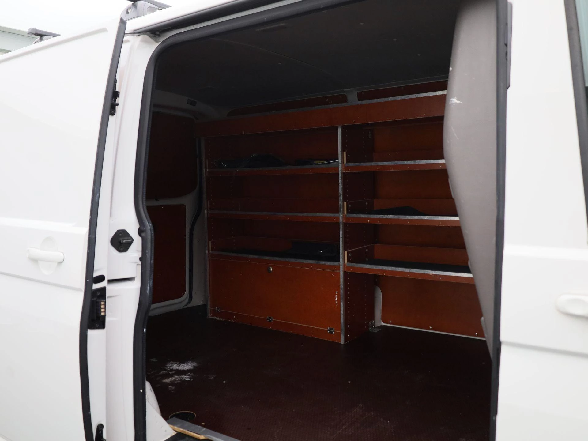 Volkswagen-Transporter-image-12