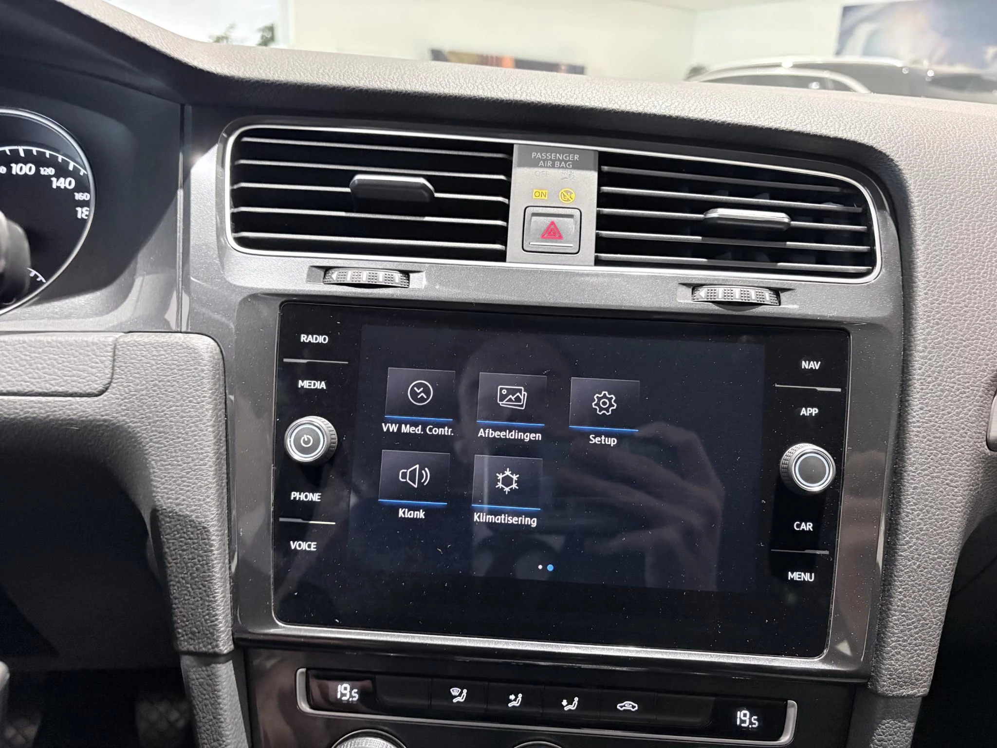 Volkswagen-Golf-image-27