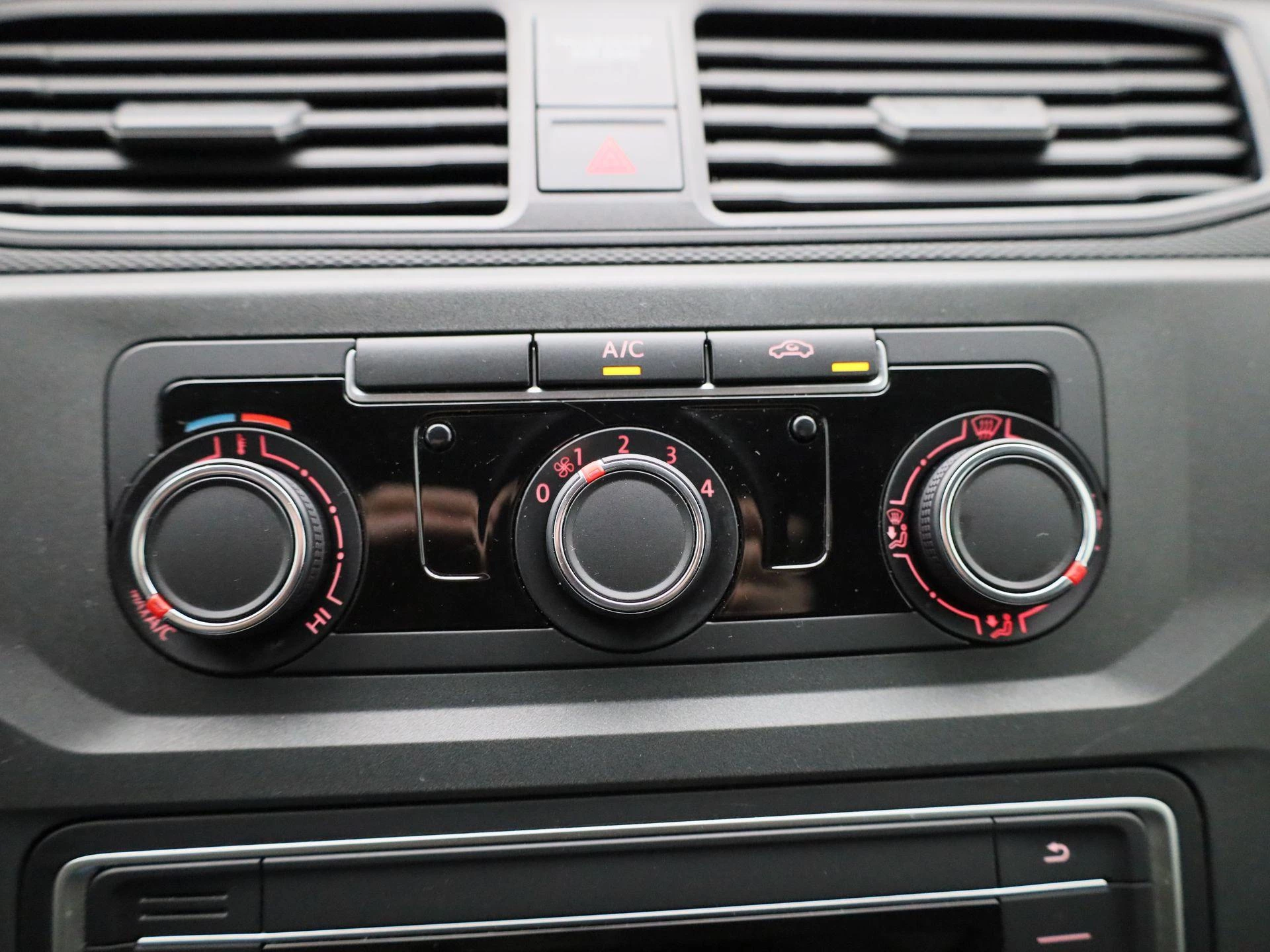 Volkswagen-Caddy-image-14
