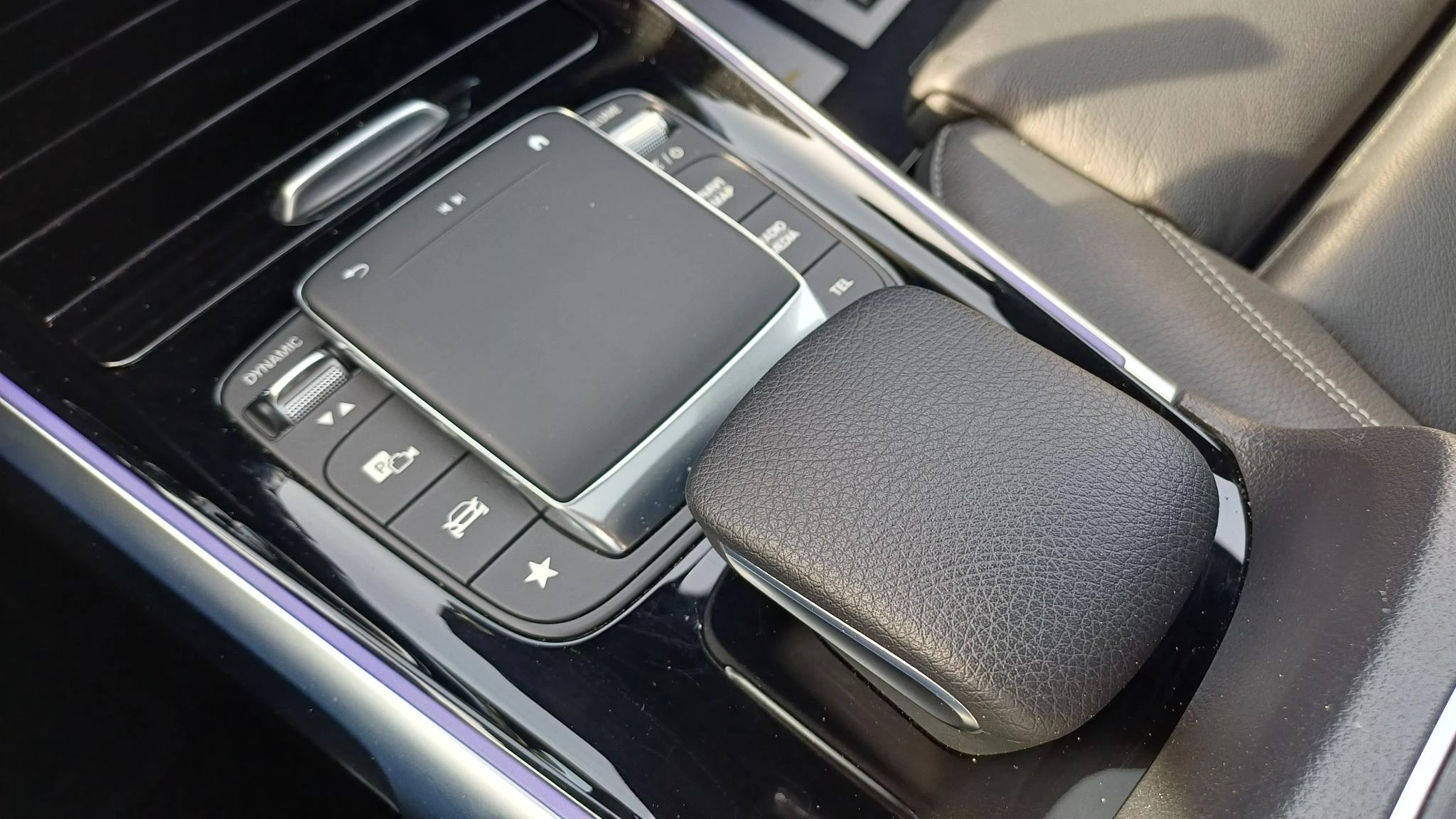 Mercedes-Benz EQB 250 AMG Line + 7-ZITPLAATSEN + LEDER + PANO DAK + CARPLAY +