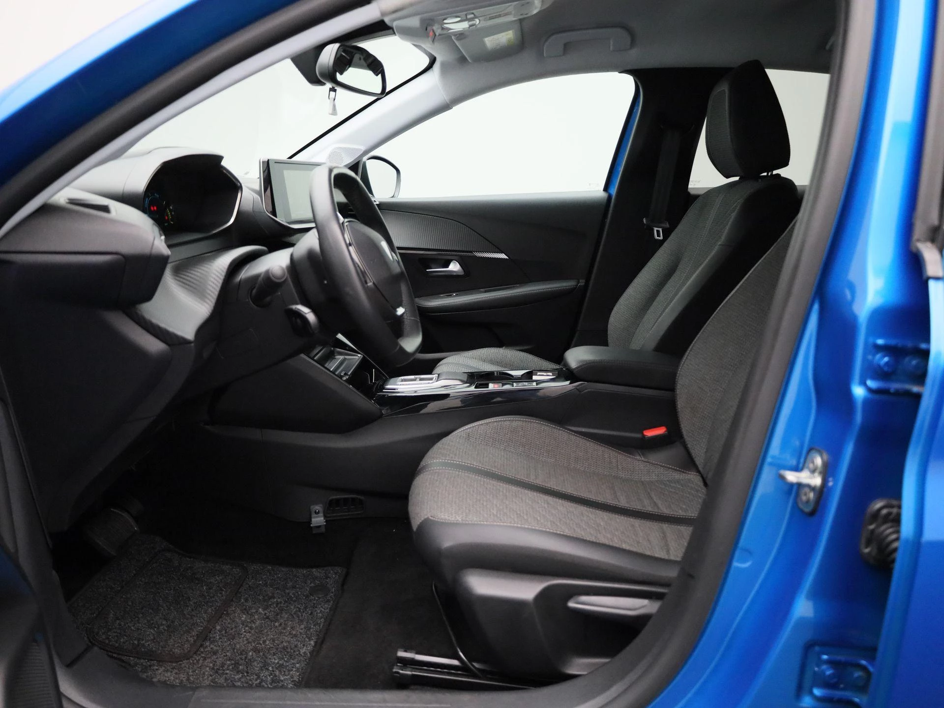 Peugeot-e-208-image-9