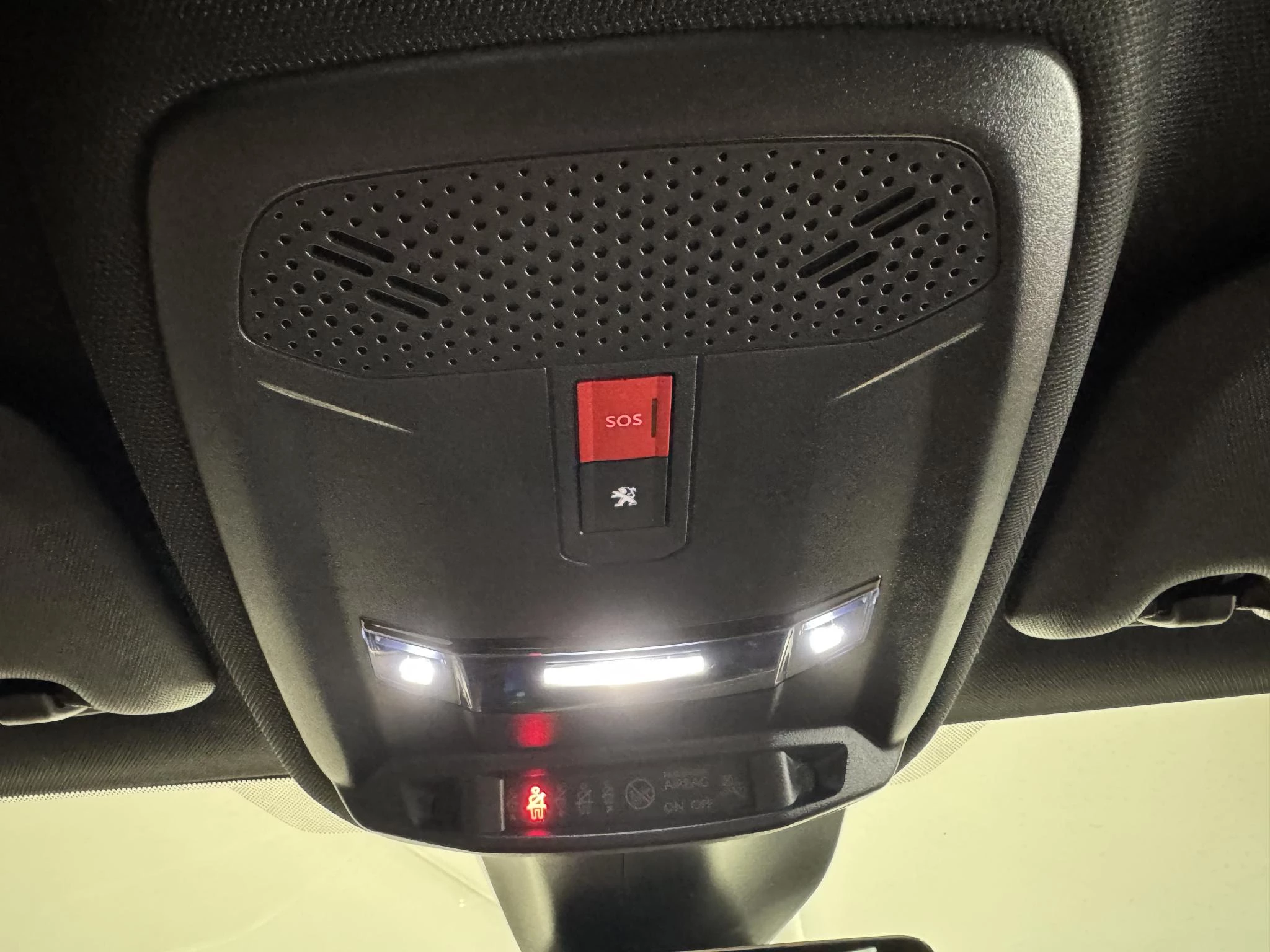 Peugeot-e-208-image-28