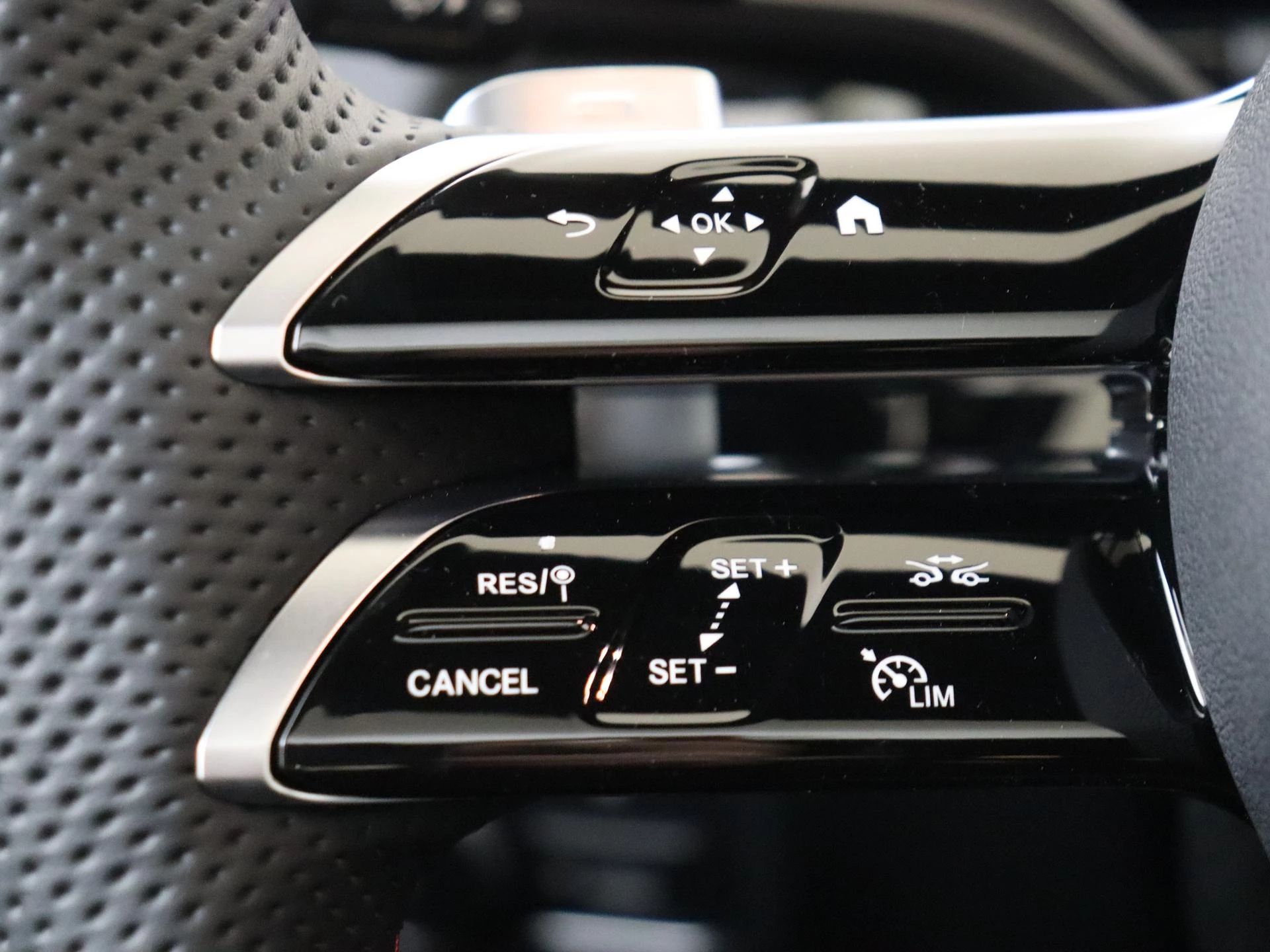 Mercedes-Benz-EQA-image-12