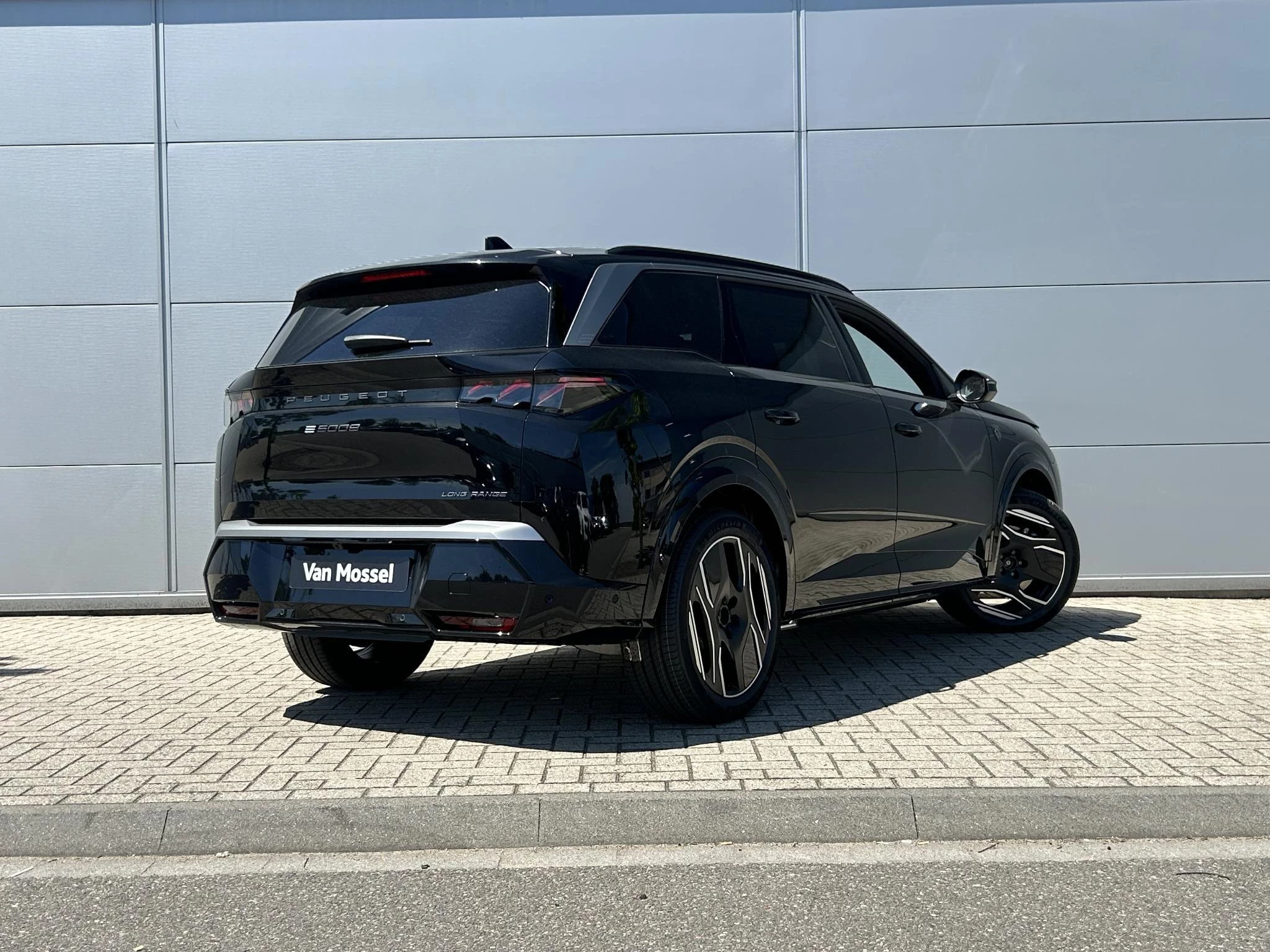 Peugeot e-5008