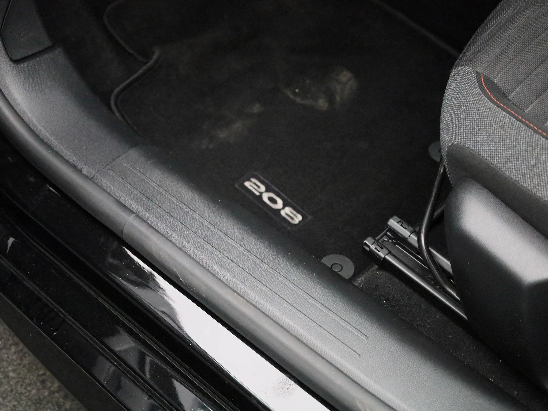 Peugeot-208-image-25