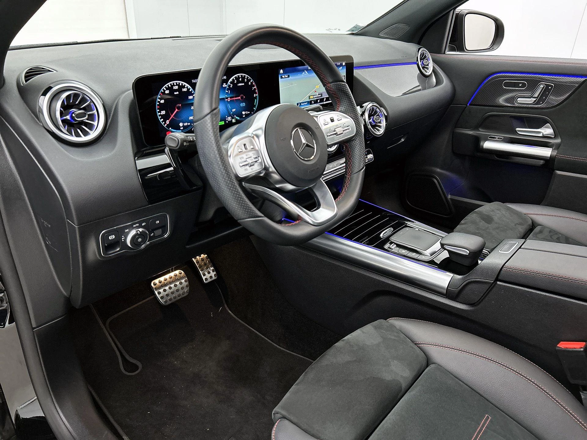 Mercedes-Benz-GLA-image-21