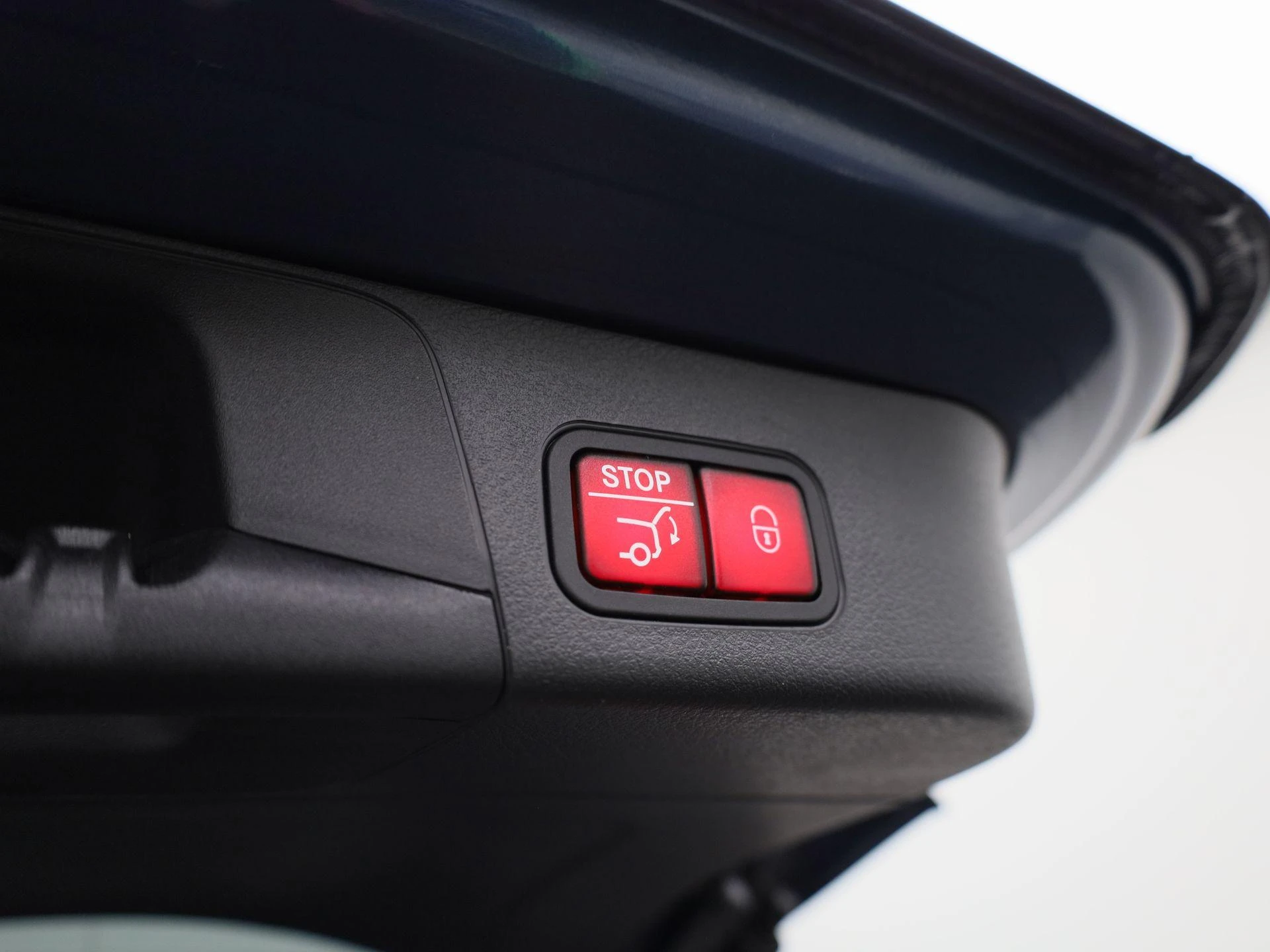 Mercedes-Benz-EQB-image-13