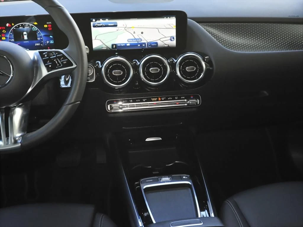 Mercedes-Benz-GLA 200 d-image-9