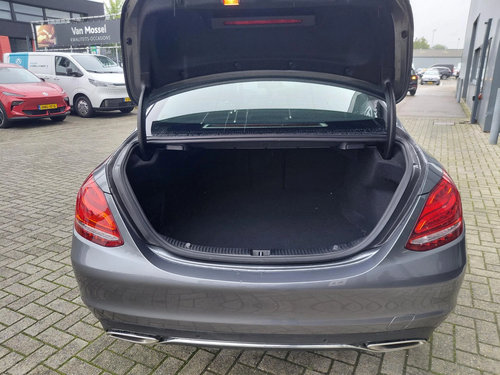 Mercedes-Benz-C-Klasse-image-4