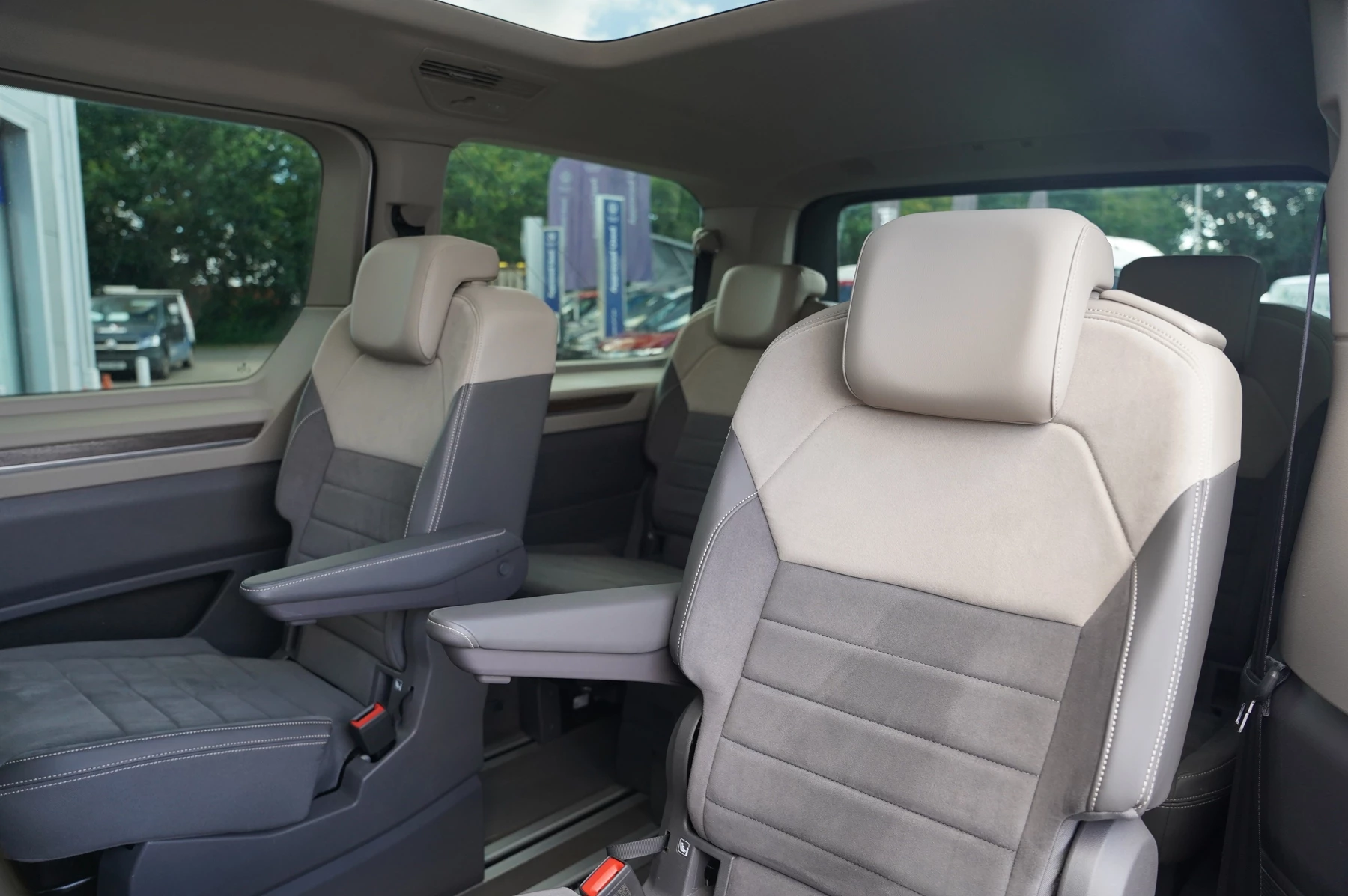 Volkswagen-Multivan-image-9